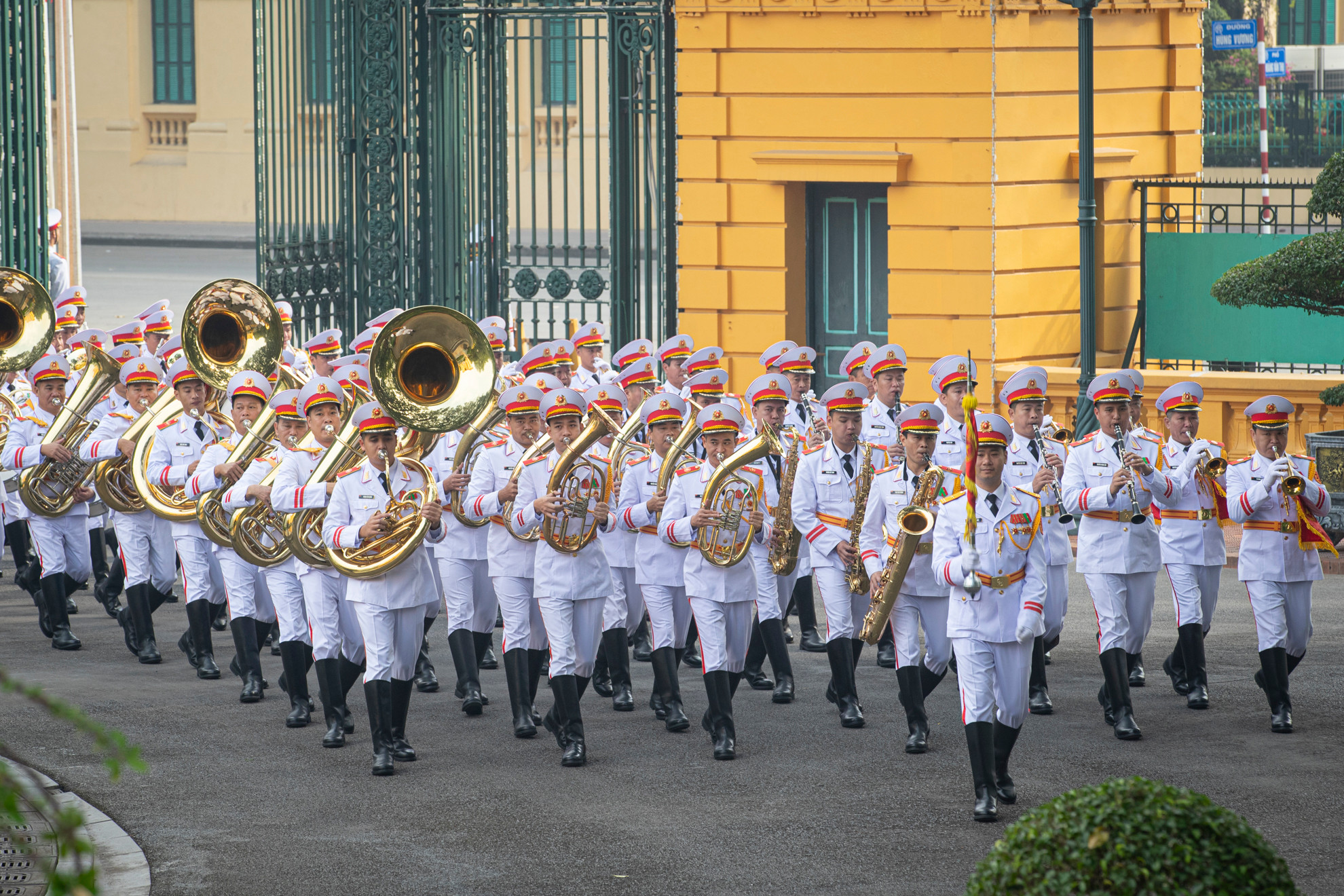 Đoàn quân nhạc Quân đội nhân dân Việt Nam tại lễ đón.