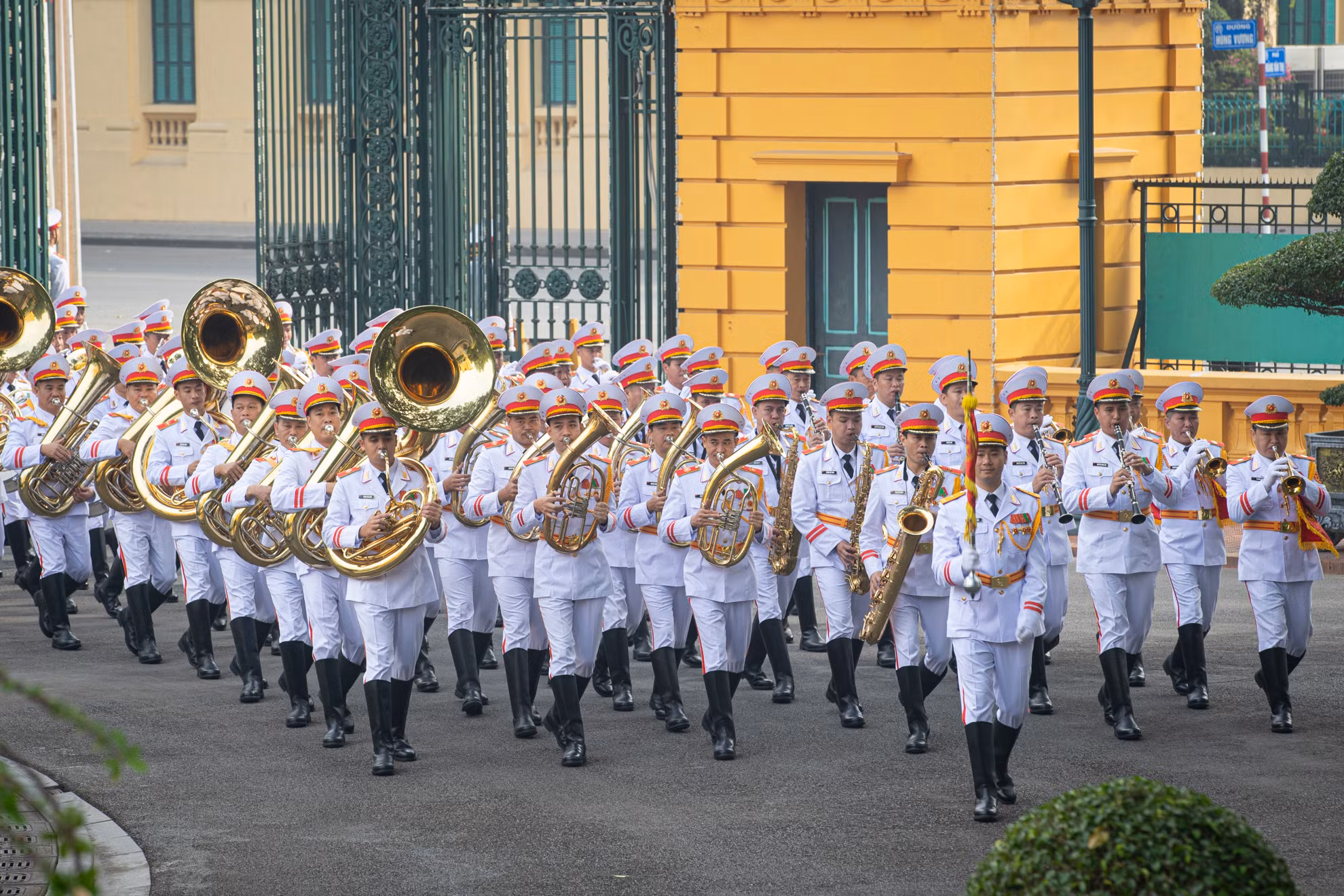 Đoàn quân nhạc Quân đội nhân dân Việt Nam tại lễ đón.