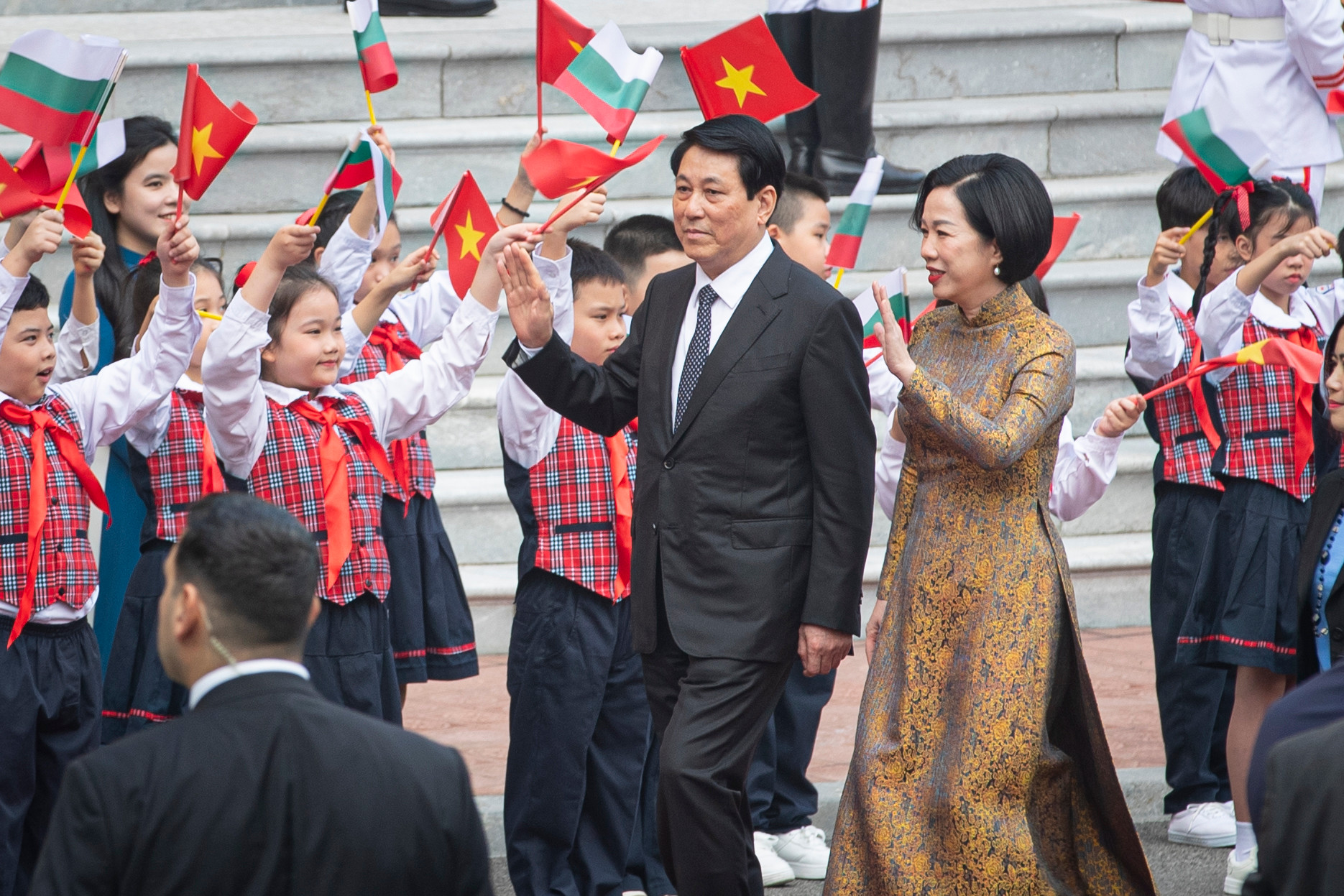 Chủ tịch nước Lương Cường cùng Phu nhân vẫy chào các em thiếu nhi Thủ đô.