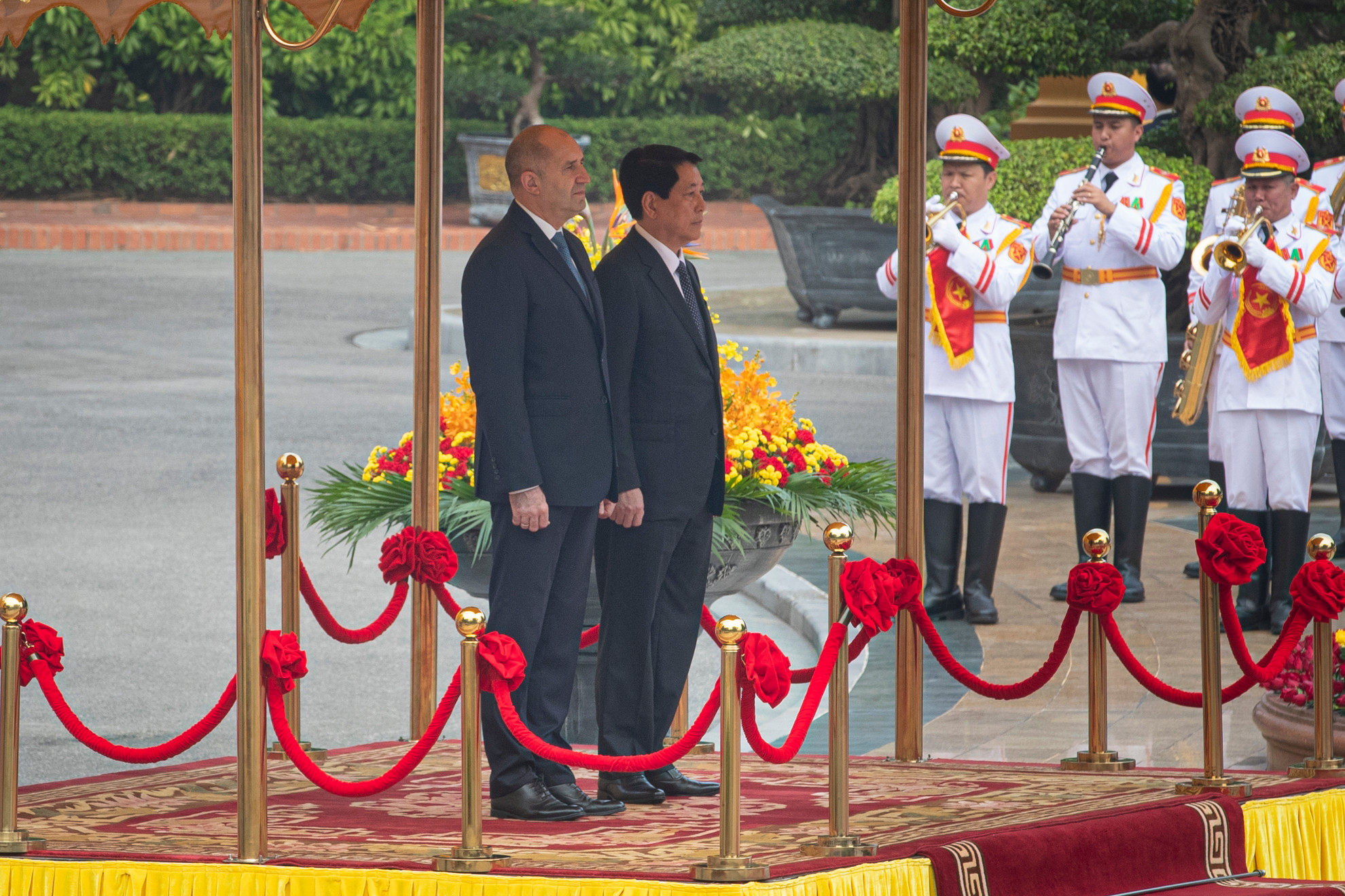 Chủ tịch nước Lương Cường và Tổng thống Bulgaria Rumen Radev trên bục danh dự nghe quân nhạc cử Quốc thiều hai nước.