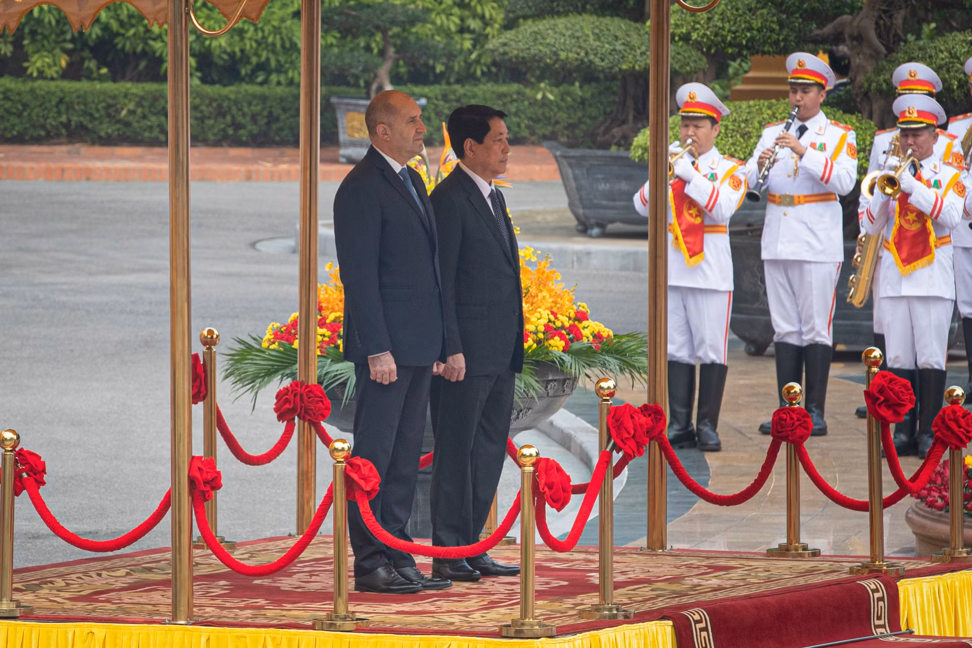 Chủ tịch nước Lương Cường và Tổng thống Bulgaria Rumen Radev trên bục danh dự nghe quân nhạc cử Quốc thiều hai nước.