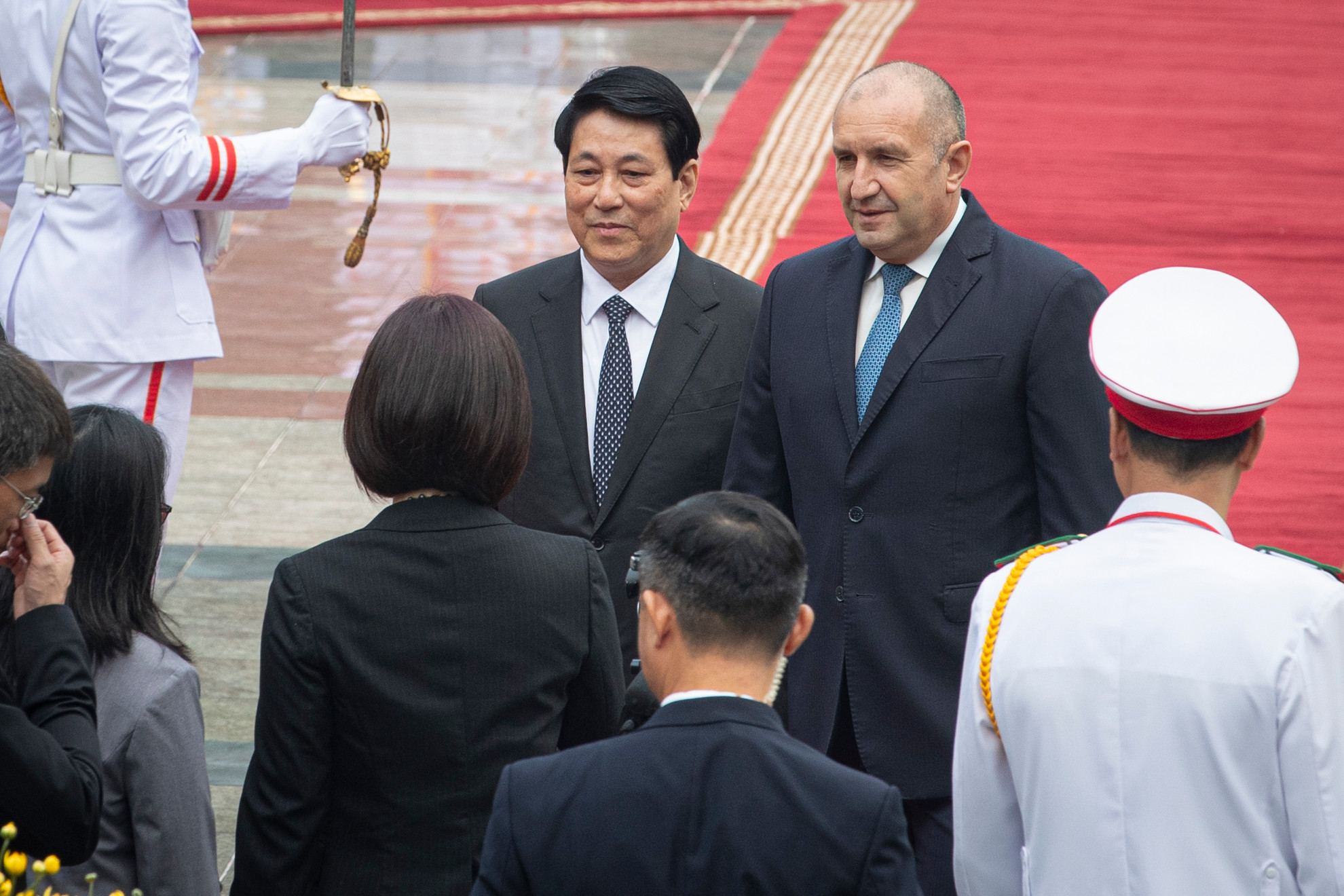 Chủ tịch nước Lương Cường giới thiệu với Tổng thống Bulgaria Rumen Radev các đại biểu Việt Nam tham dự lễ đón.