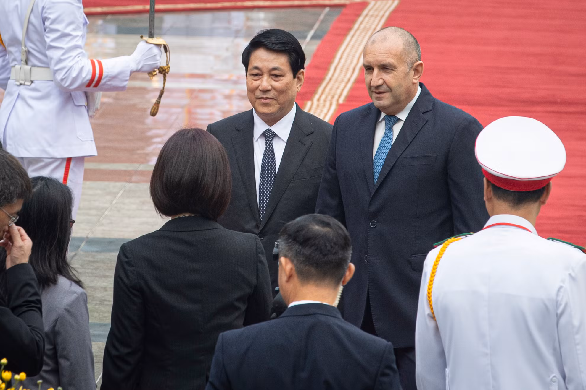 Chủ tịch nước Lương Cường giới thiệu với Tổng thống Bulgaria Rumen Radev các đại biểu Việt Nam tham dự lễ đón.