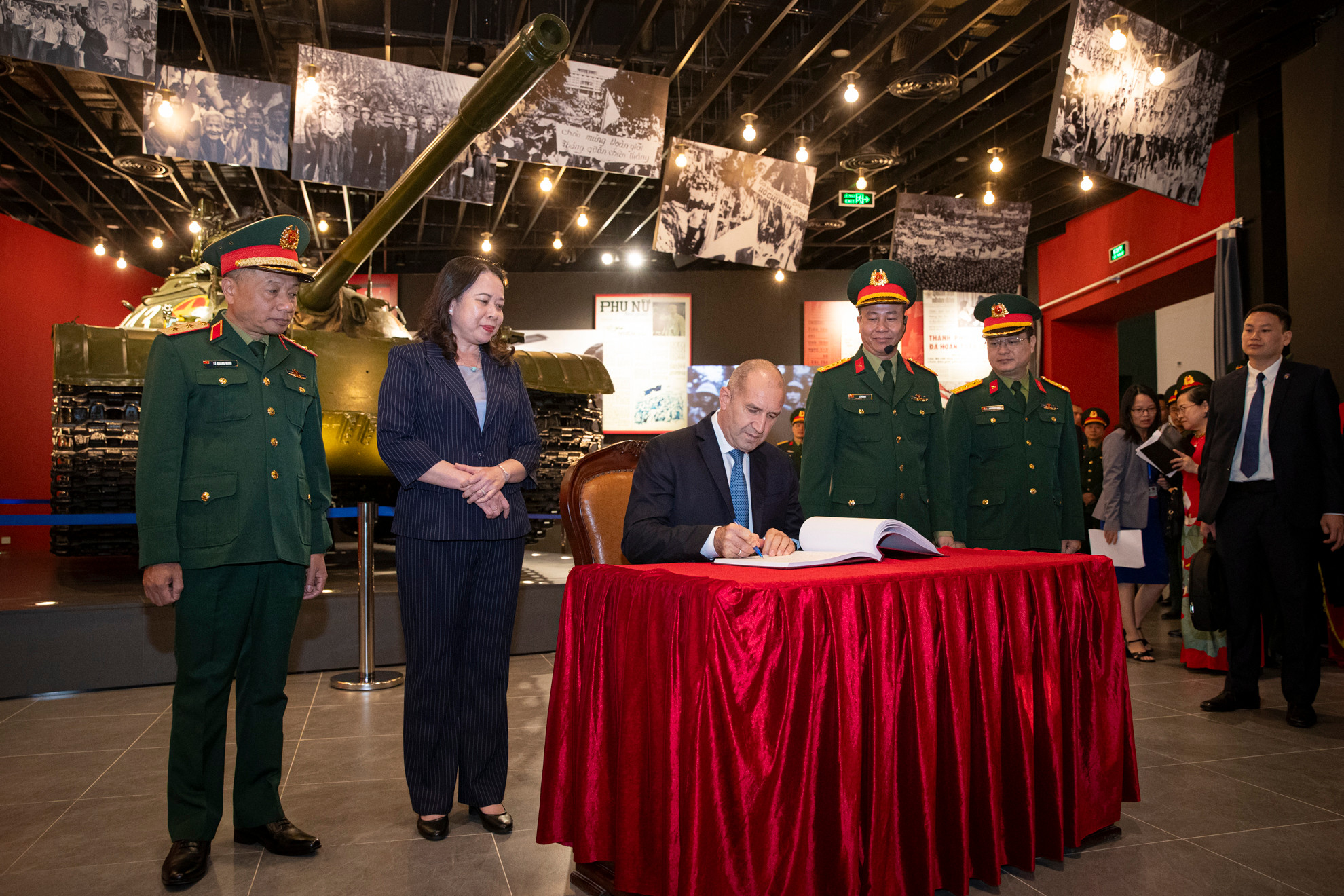Tổng thống Bulgaria Rumen Radev viết lưu bút tại Bảo tàng Lịch sử Quân sự Việt Nam. Tổng thống Bulgaria Rumen Radev viết lưu bút tại Bảo tàng Lịch sử Quân sự Việt Nam.