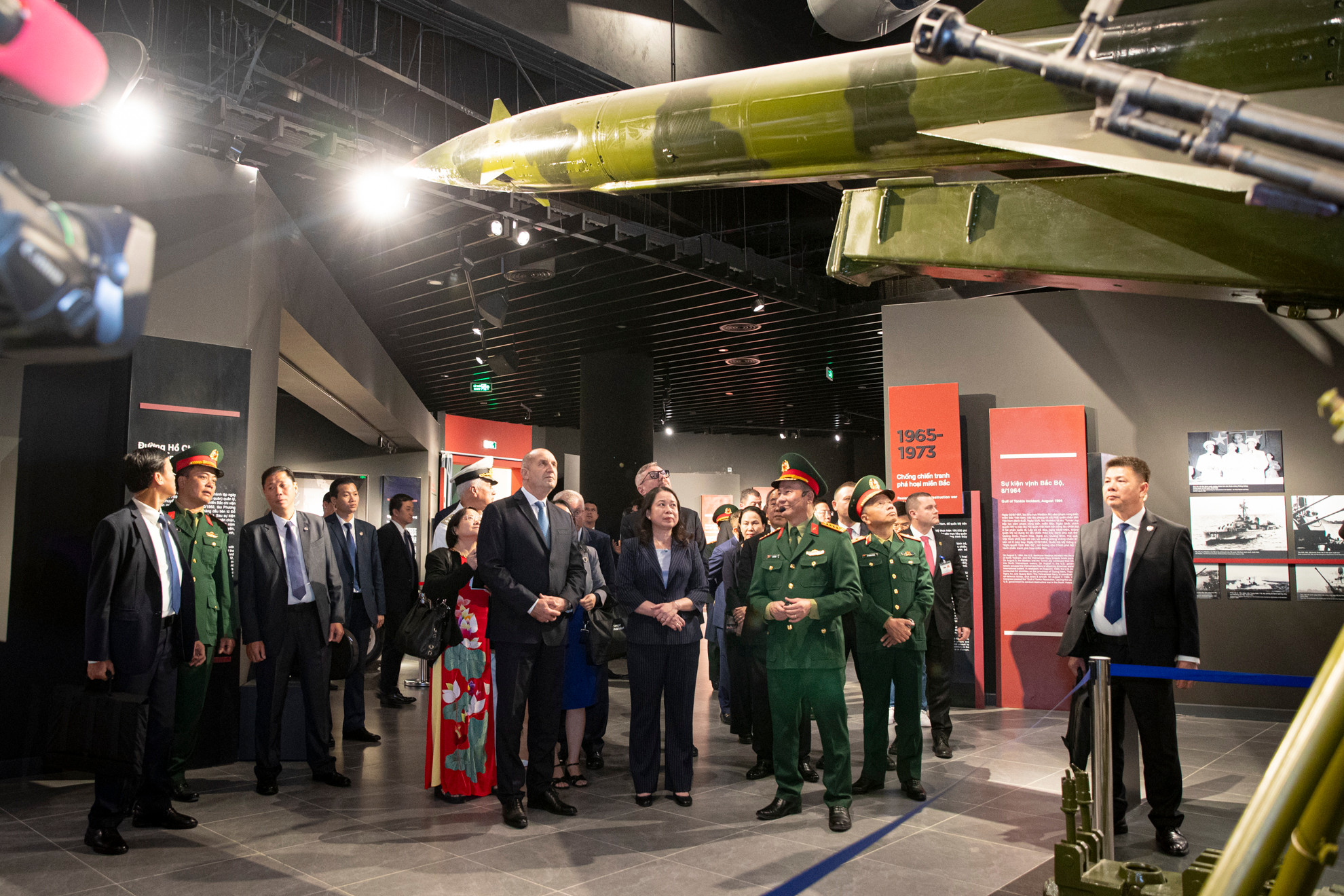 Bảo tàng không chỉ đơn thuần là một công trình trưng bày về lịch sử chiến tranh, mà còn tạo một không gian chung để khách tham quan tương tác và trải nghiệm về cuộc đấu tranh giành độc lập dân tộc của Quân đội nhân dân Việt Nam anh hùng. Bảo tàng không chỉ đơn thuần là một công trình trưng bày về lịch sử chiến tranh, mà còn tạo một không gian chung để khách tham quan tương tác và trải nghiệm về cuộc đấu tranh giành độc lập dân tộc của Quân đội nhân dân Việt Nam anh hùng.