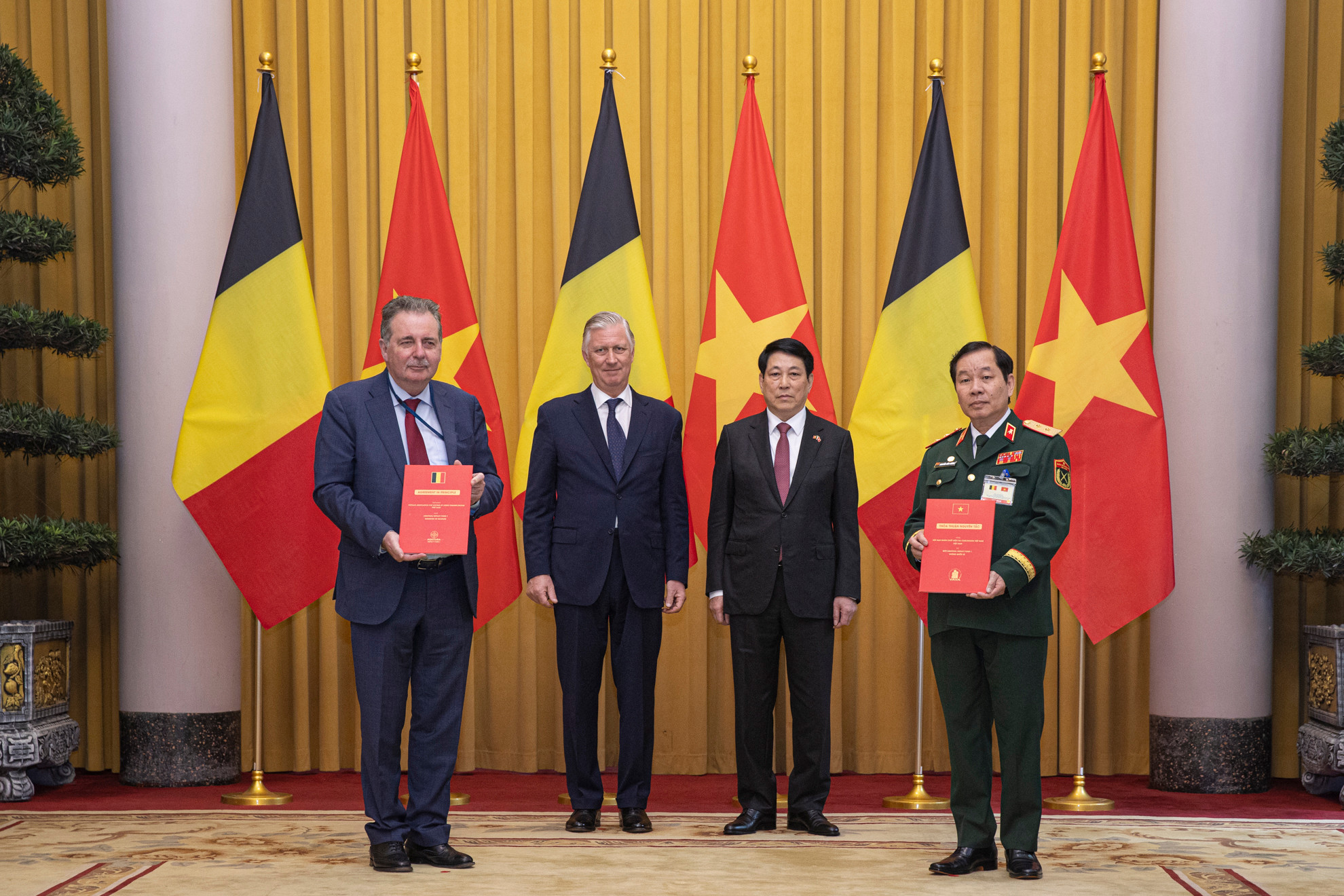 Trung tướng Nguyễn Hữu Chính, Chủ tịch Hội Nạn nhân chất độc da cam/dioxin Việt Nam và Bộ trưởng, Thủ hiến Vùng Thủ đô Brussels Rudi Vervoort trao đổi "Thỏa thuận nguyên tắc giữa Hội Nạn nhân chất độc da cam/dioxin Việt Nam và Quỹ Aquitara Impact Fund 1 Vương Quốc Bỉ".