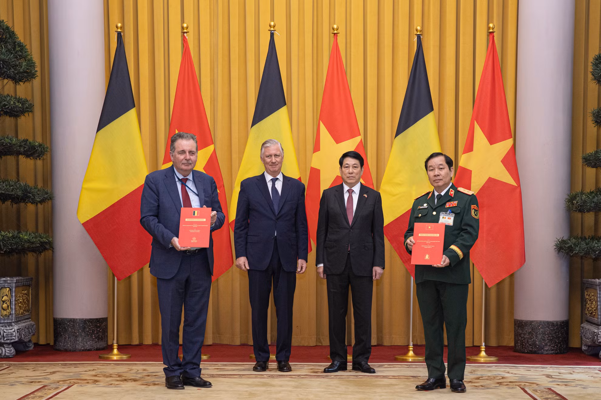 Trung tướng Nguyễn Hữu Chính, Chủ tịch Hội Nạn nhân chất độc da cam/dioxin Việt Nam và Bộ trưởng, Thủ hiến Vùng Thủ đô Brussels Rudi Vervoort trao đổi "Thỏa thuận nguyên tắc giữa Hội Nạn nhân chất độc da cam/dioxin Việt Nam và Quỹ Aquitara Impact Fund 1 Vương Quốc Bỉ".