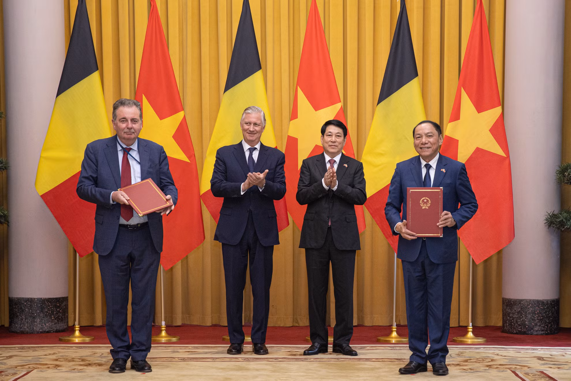 Bộ trưởng Văn hóa, Thể thao và Du lịch Nguyễn Văn Hùng và Bộ trưởng, Thủ hiến Vùng Thủ đô Brussels Rudi Vervoort trao đổi văn kiện về chương trình hợp tác giai đoạn 2025-2027.