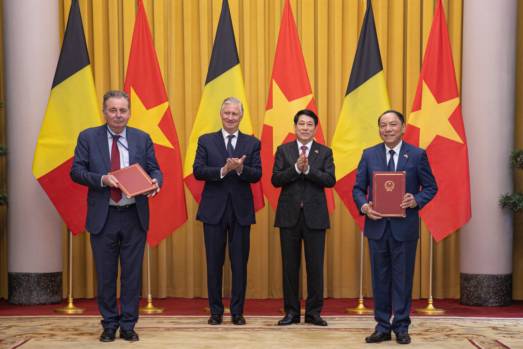 Bộ trưởng Văn hóa, Thể thao và Du lịch Nguyễn Văn Hùng và Bộ trưởng, Thủ hiến Vùng Thủ đô Brussels Rudi Vervoort trao đổi văn kiện về chương trình hợp tác giai đoạn 2025-2027.