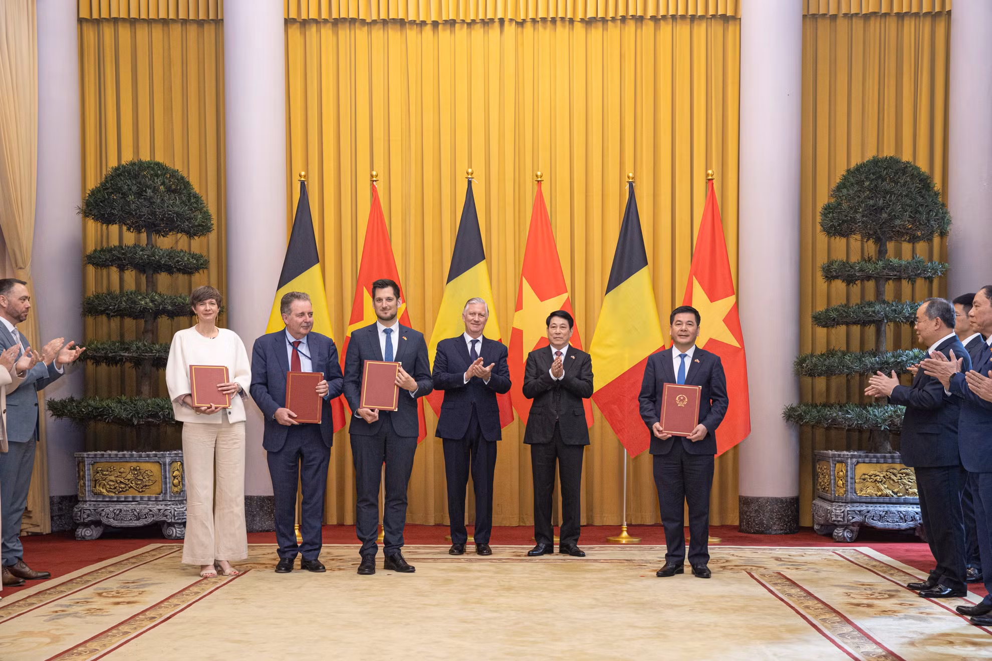 Bộ trưởng Công thương Nguyễn Hồng Diên và Bộ trưởng Thủ hiến Vùng Thủ đô Brussels Rudi Vervoort; Bộ trưởng, Thủ hiến Vùng Wallonie Adrien Dolimont; Bộ trưởng Vùng Flanders phụ trách Brussels và Báo chí Cieltje Van Achter trao đổi văn kiện "Biên bản ghi nhớ giữa Cục Xúc tiến thương mại Việt Nam và Cơ quan Đầu tư và Thương mại Flanders và Cơ quan Xúc tiến đầu tư-xuất khẩu Wallonie và Cơ quan Hỗ trợ doanh nghiệp Brussels".