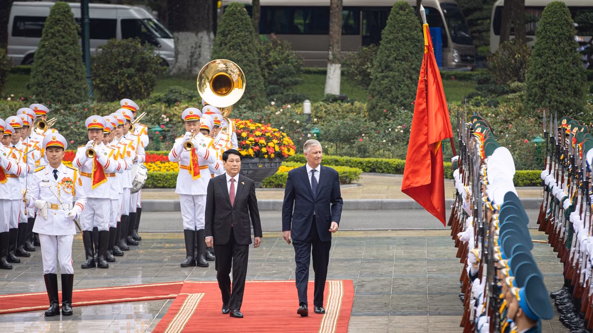 Chủ tịch nước Lương Cường và Nhà vua Vương quốc Bỉ Philippe duyệt đội danh dự Quân đội nhân dân Việt Nam.