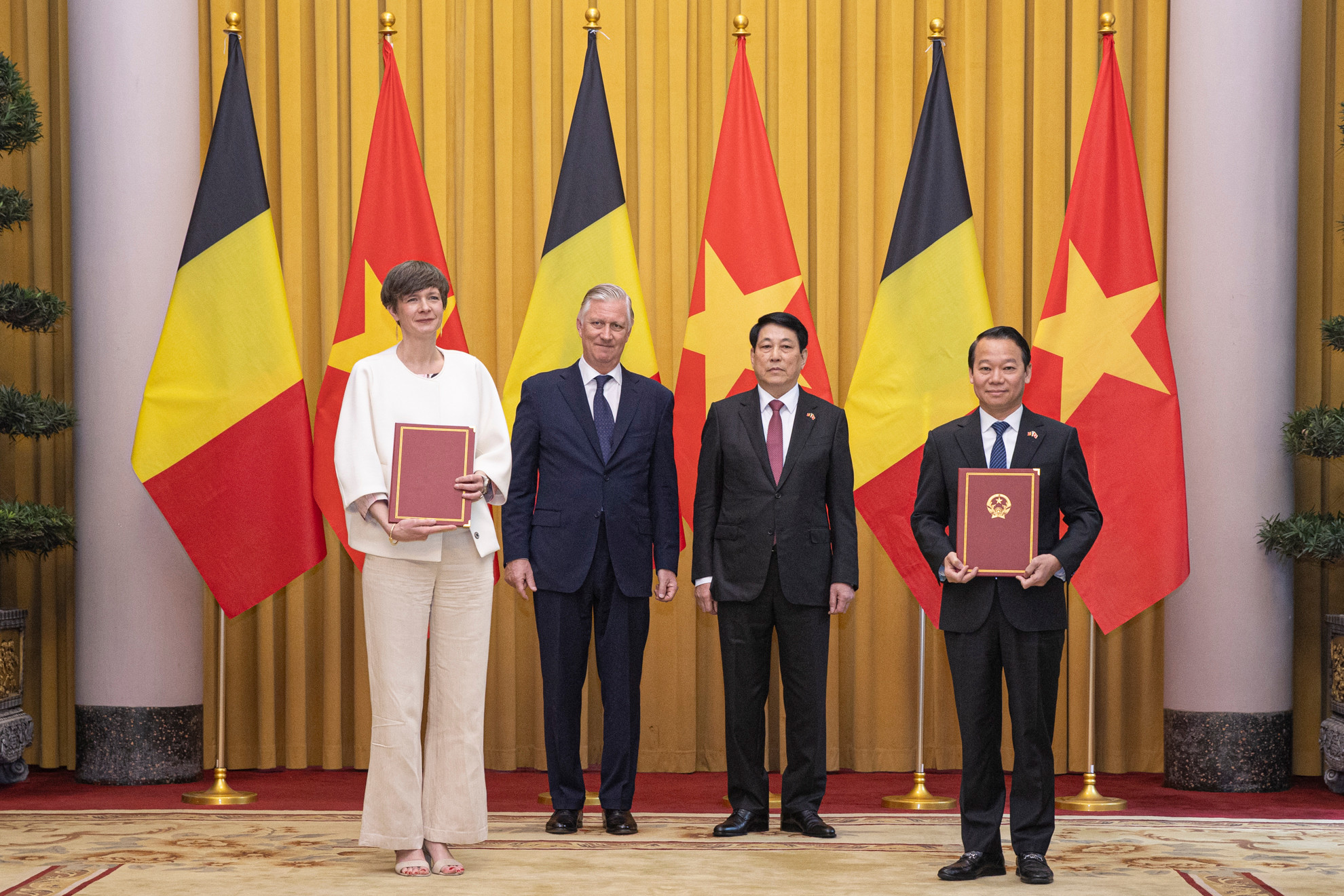 Bộ trưởng Nông nghiệp và Môi trường Đỗ Đức Duy và Bộ trưởng Vùng Flanders phụ trách Brussels Rudi Vervoort trao đổi "Biên bản ghi nhớ hợp tác giữa Viện Khoa học Khí tượng thuỷ văn và biến đổi khí hậu, Bộ Nông nghiệp và Môi trường và Tổ chức Nghiên cứu Công nghệ Vùng Flanders".