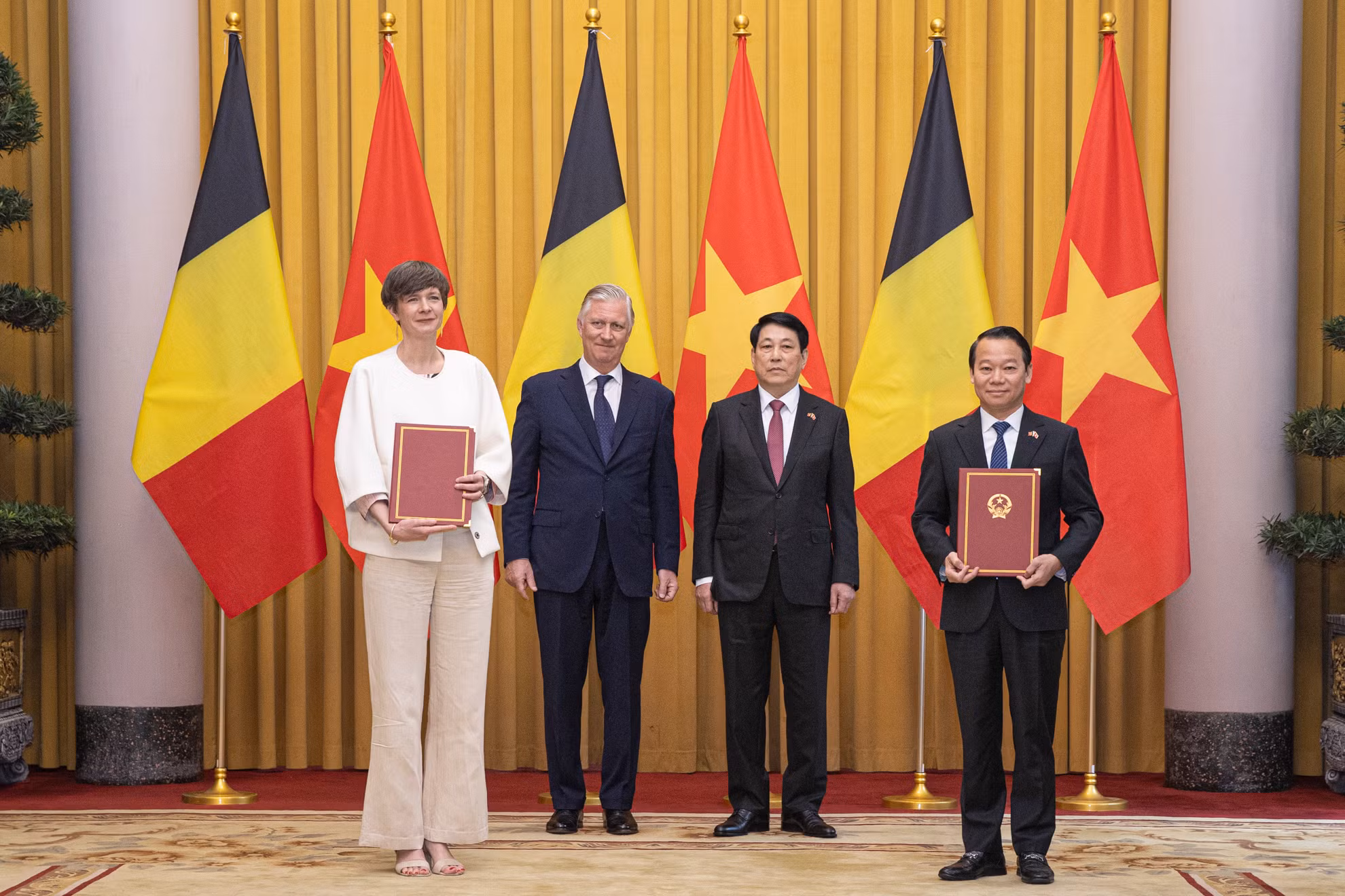 Bộ trưởng Nông nghiệp và Môi trường Đỗ Đức Duy và Bộ trưởng Vùng Flanders phụ trách Brussels Rudi Vervoort trao đổi "Biên bản ghi nhớ hợp tác giữa Viện Khoa học Khí tượng thuỷ văn và biến đổi khí hậu, Bộ Nông nghiệp và Môi trường và Tổ chức Nghiên cứu Công nghệ Vùng Flanders".