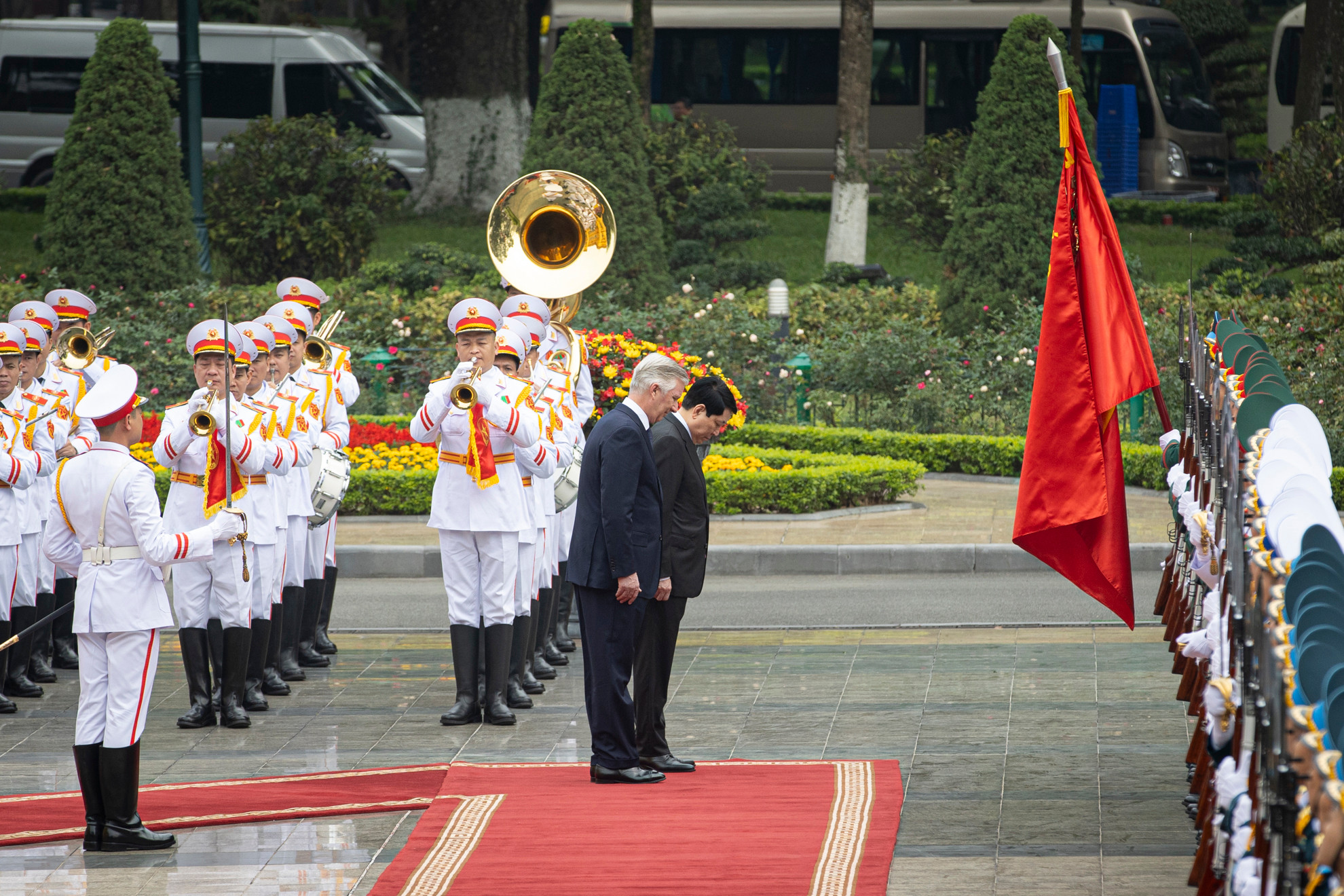 Chủ tịch nước Lương Cường và Nhà vua Vương quốc Bỉ Philippe cúi chào Quân kỳ Quyết thắng.