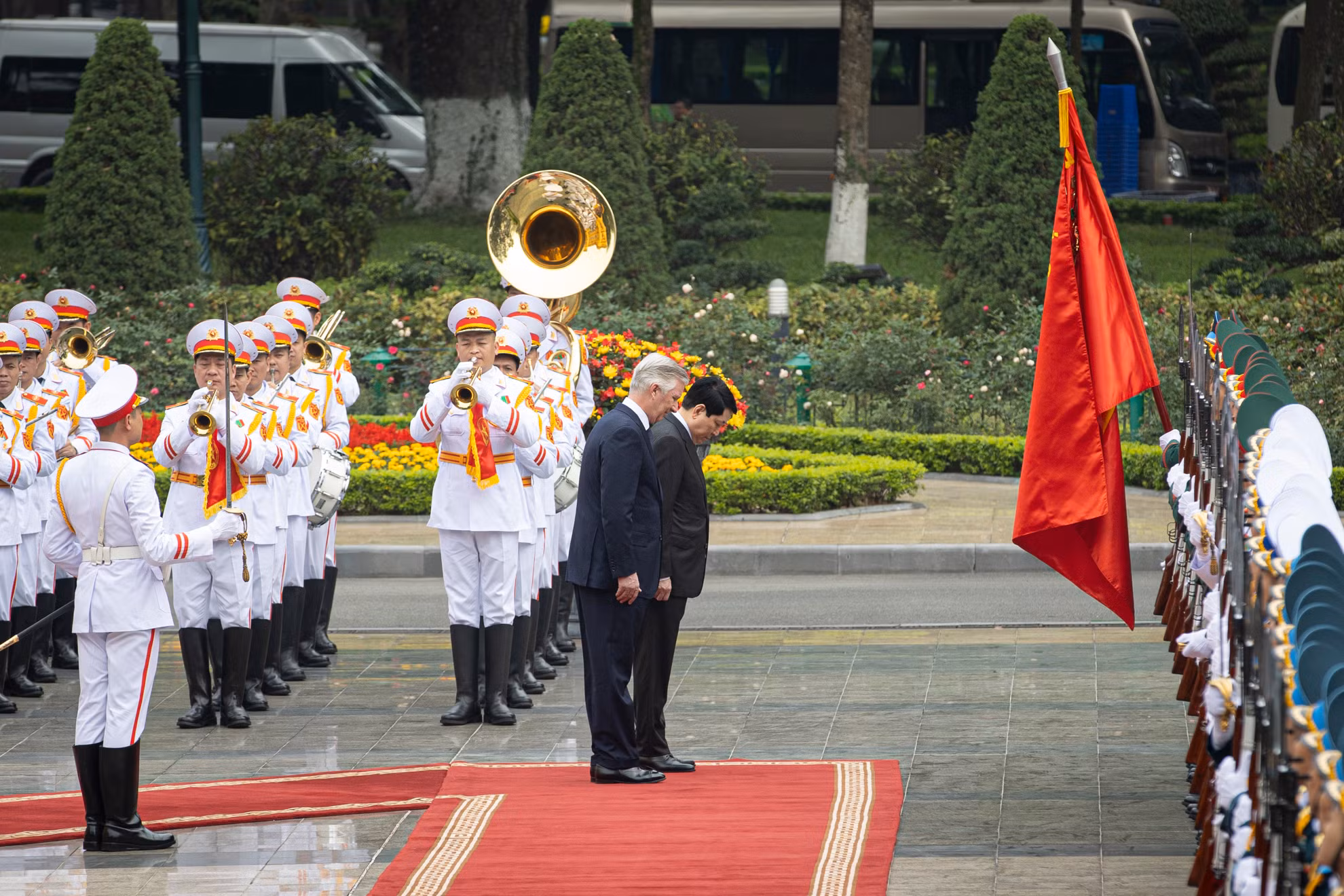 Chủ tịch nước Lương Cường và Nhà vua Vương quốc Bỉ Philippe cúi chào Quân kỳ Quyết thắng.