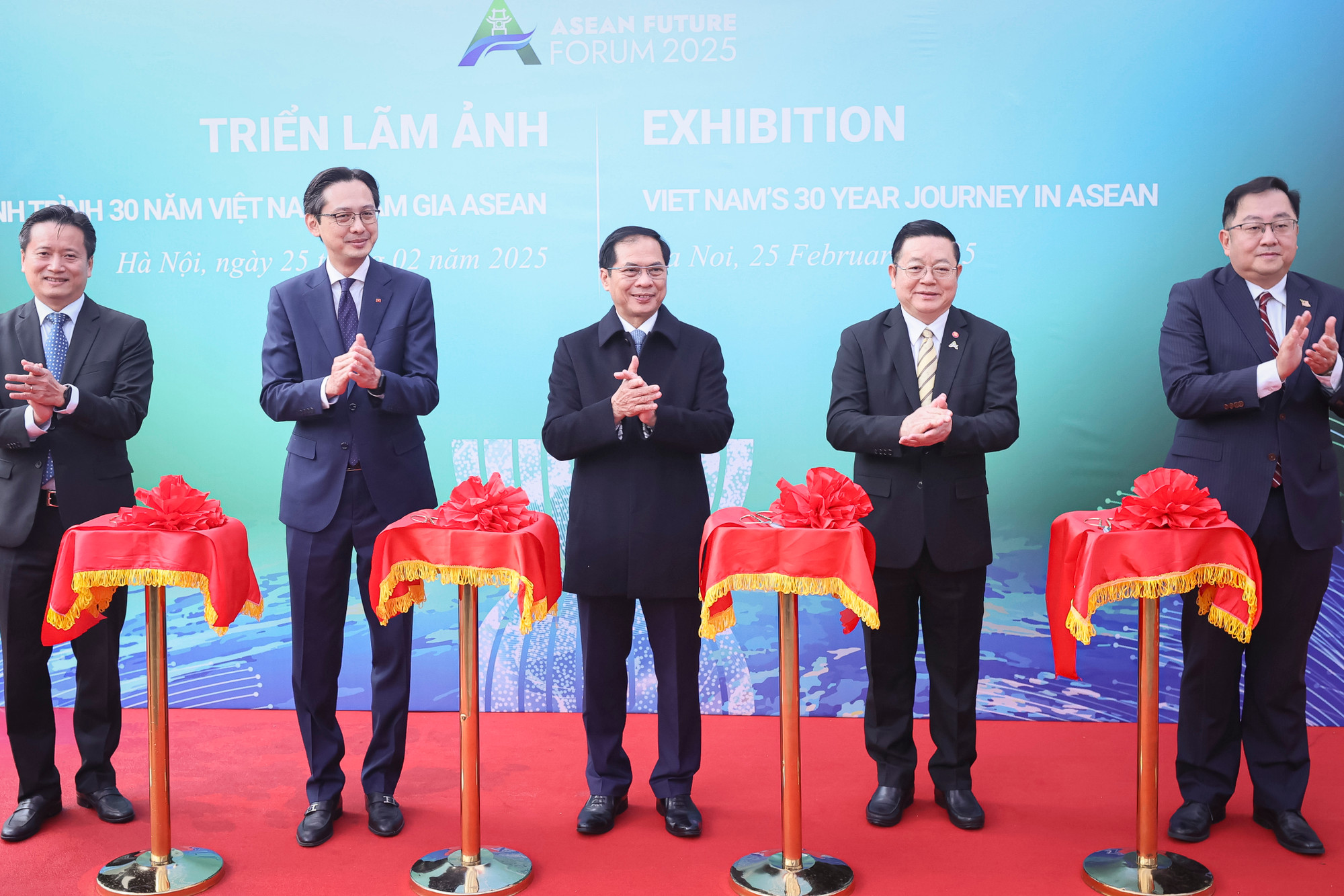 Phó Thủ tướng, Bộ trưởng Ngoại giao Bùi Thanh Sơn cùng các đại biểu cắt băng khai mạc triển lãm ảnh.