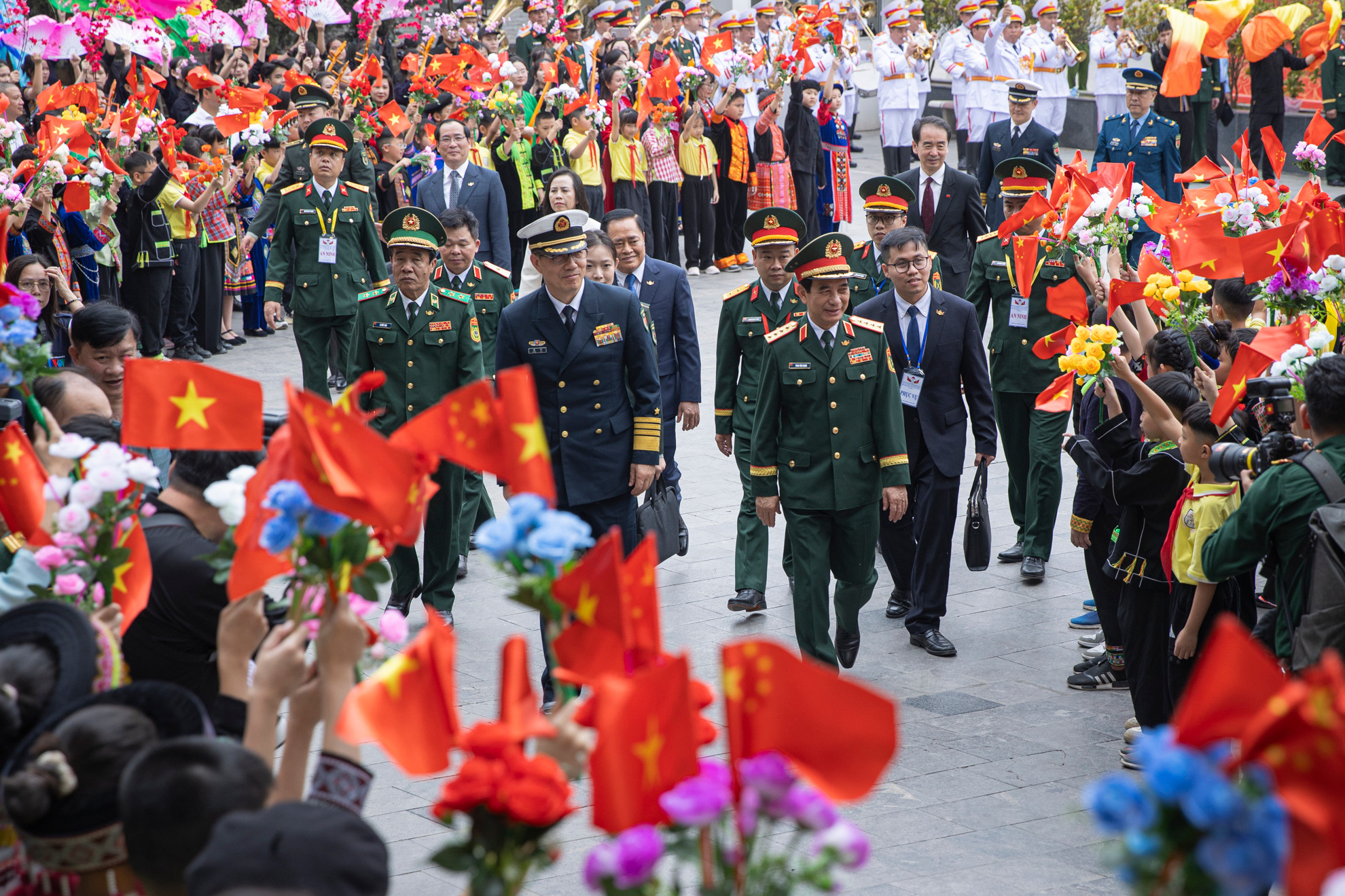 Người dân tỉnh Lạng Sơn nồng nhiệt chào đón hai Bộ trưởng.