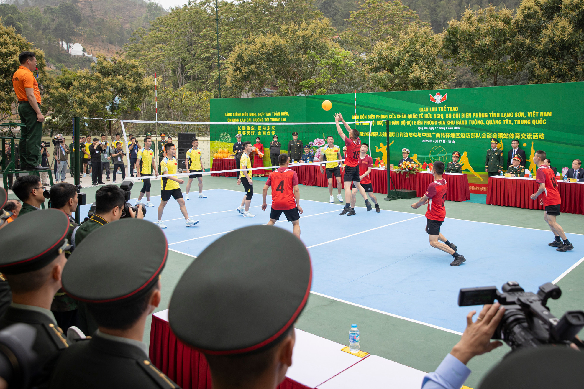 Hoạt động giao lưu thể thao nằm trong khuôn khổ chương trình Giao lưu hữu nghị quốc phòng biên giới Việt Nam-Trung Quốc lần thứ 9.