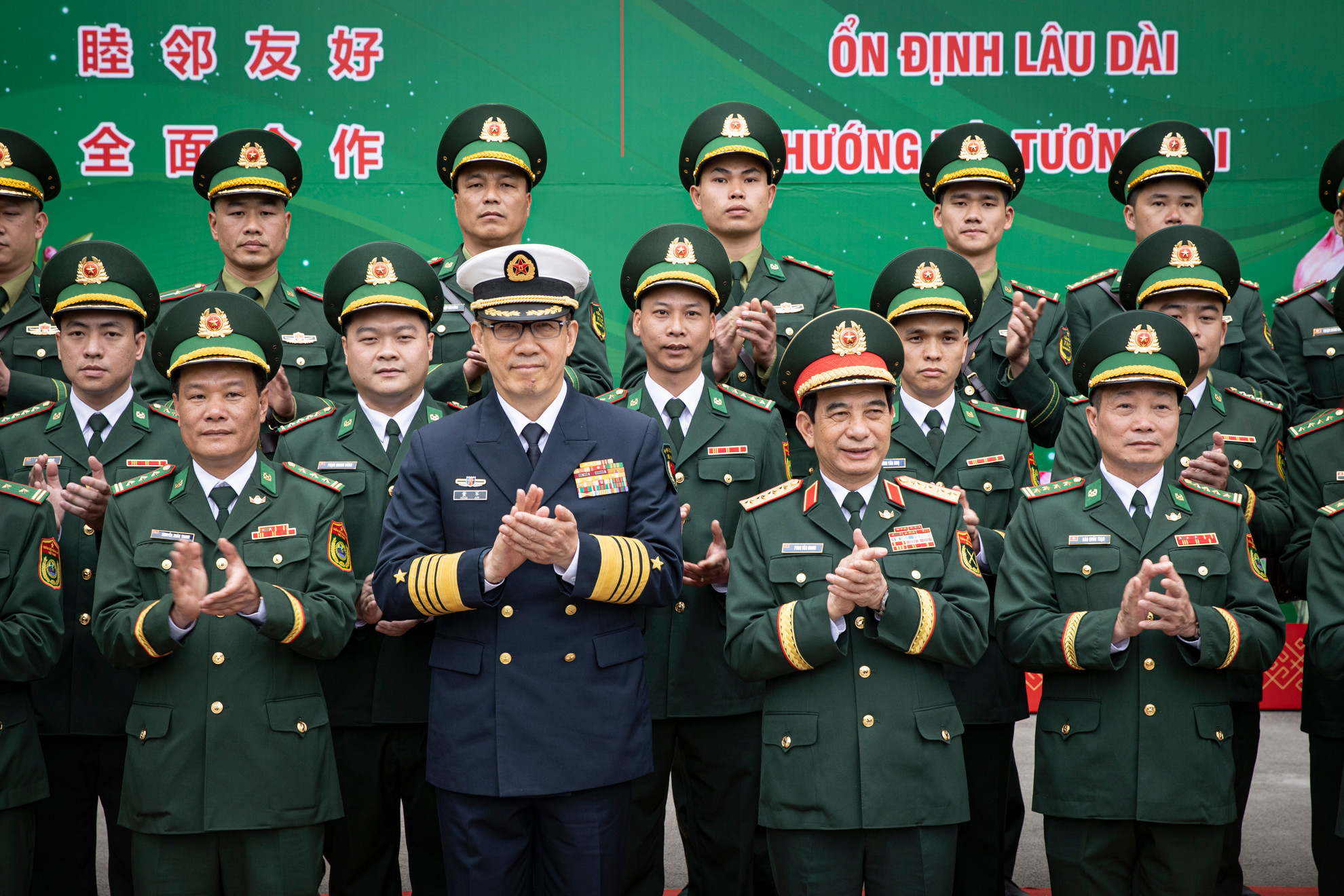 Hai bộ trưởng chụp ảnh lưu niệm cùng cán bộ chiến sĩ Đồn Biên phòng Cửa khẩu quốc tế Hữu Nghị.