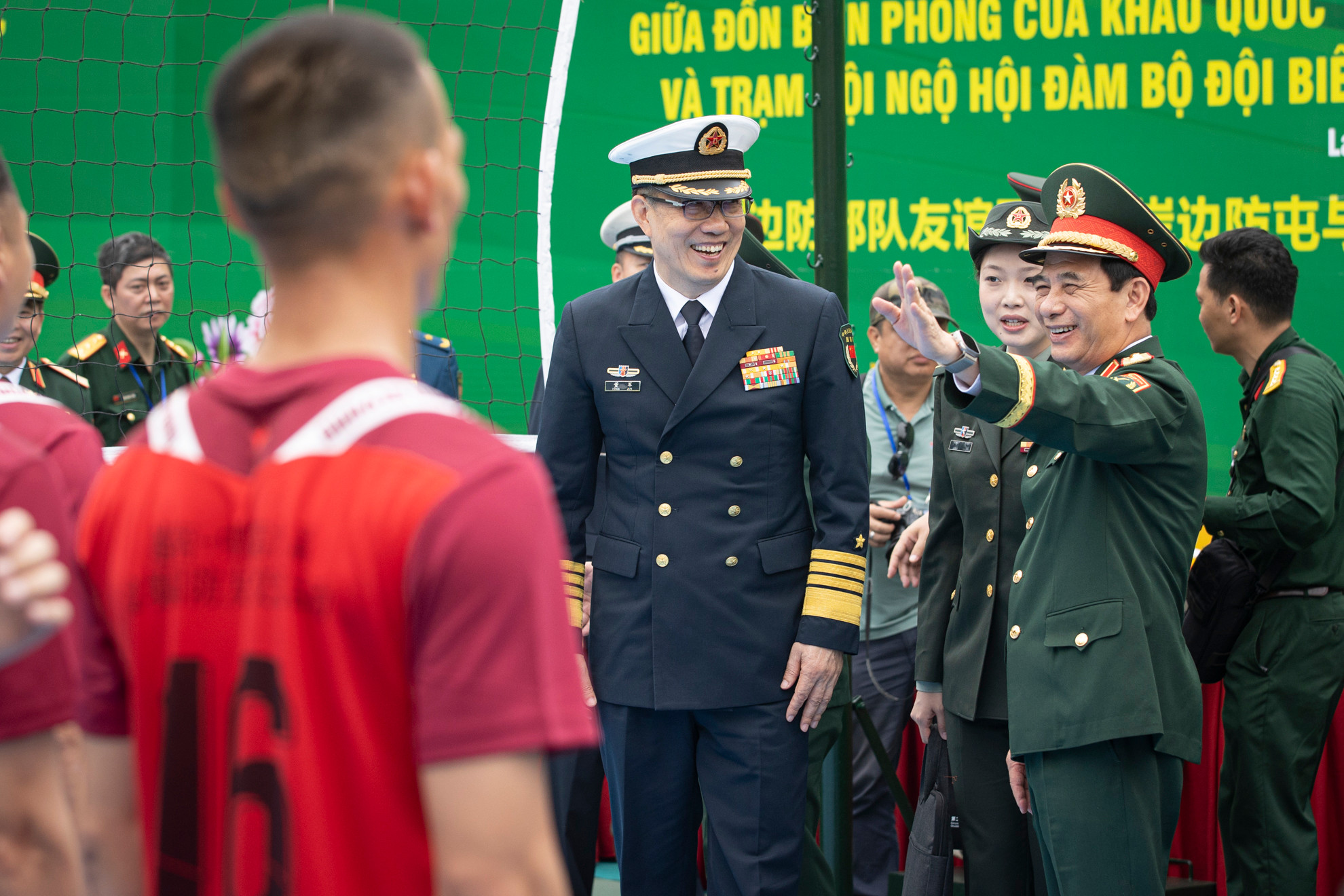 Bộ trưởng Phan Văn Giang động viên, trò chuyện cùng cán bộ, chiến sĩ.