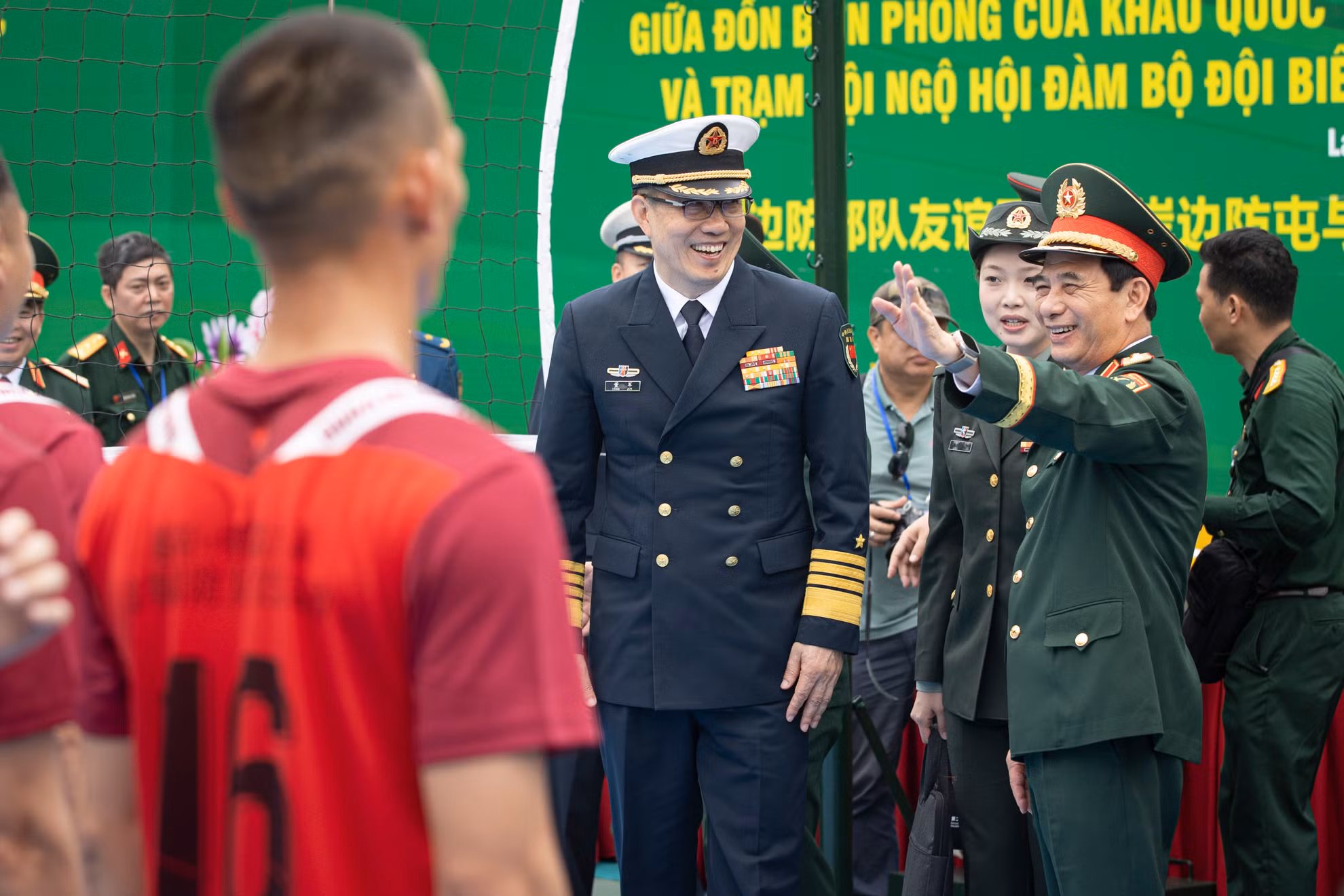 Bộ trưởng Phan Văn Giang động viên, trò chuyện cùng cán bộ, chiến sĩ.