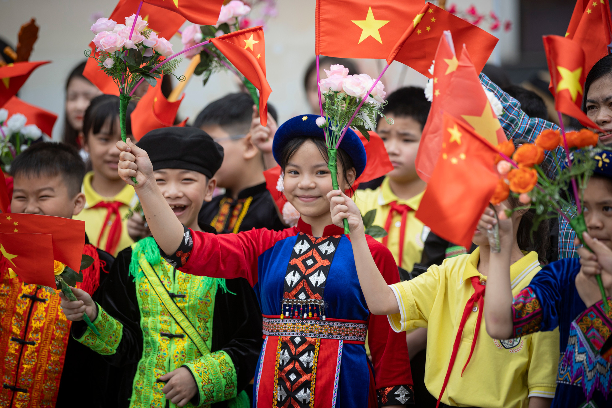 Các em nhỏ chào đón đoàn đại biểu hai nước tại khách sạn Mường Thanh (Lạng Sơn) nơi diễn ra hội đàm.