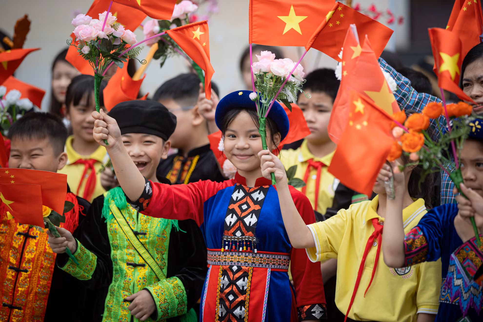 Các em nhỏ chào đón đoàn đại biểu hai nước tại khách sạn Mường Thanh (Lạng Sơn) nơi diễn ra hội đàm.