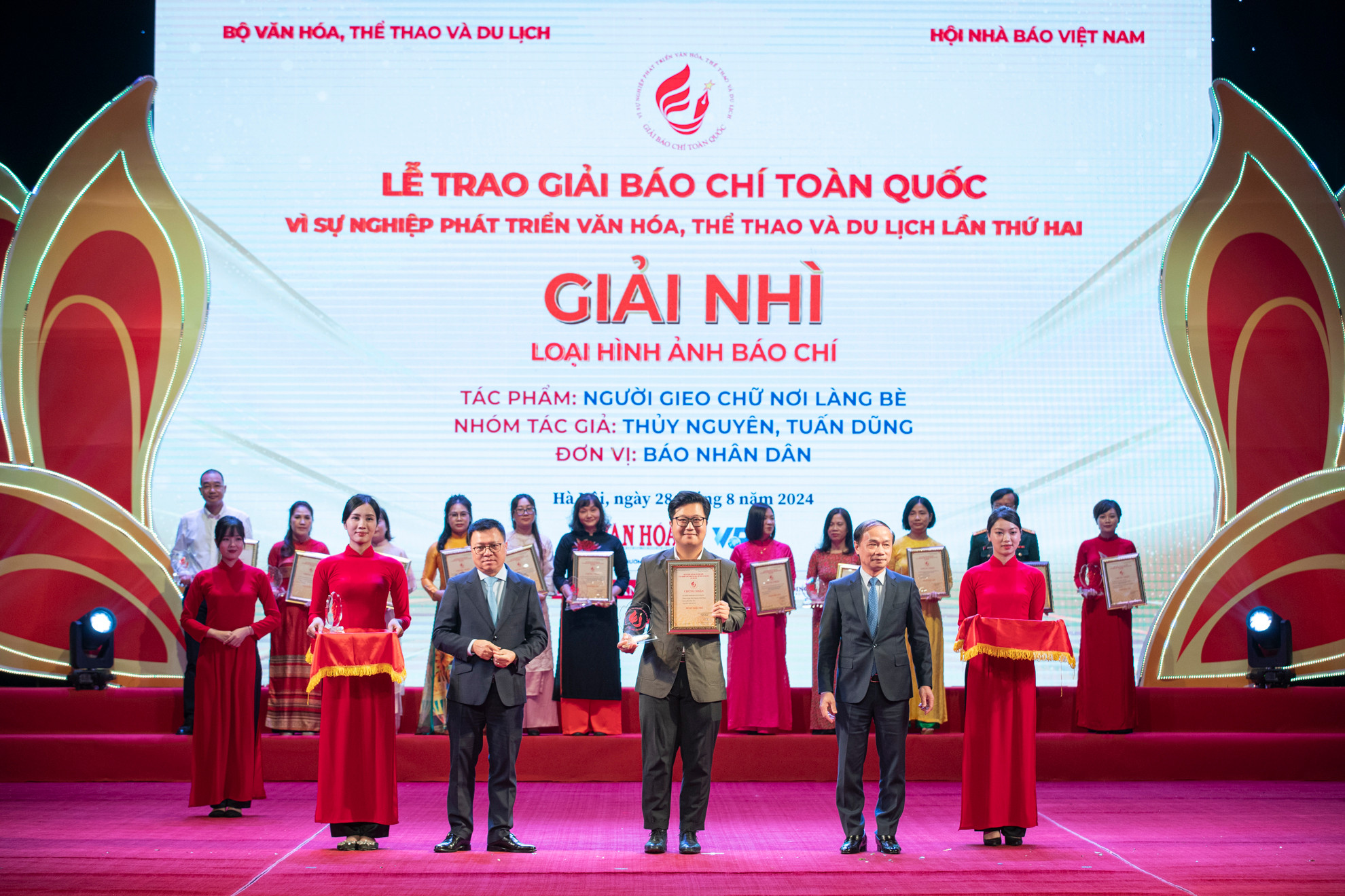 Phóng viên ảnh Báo Nhân Dân nhận giải Nhì.
