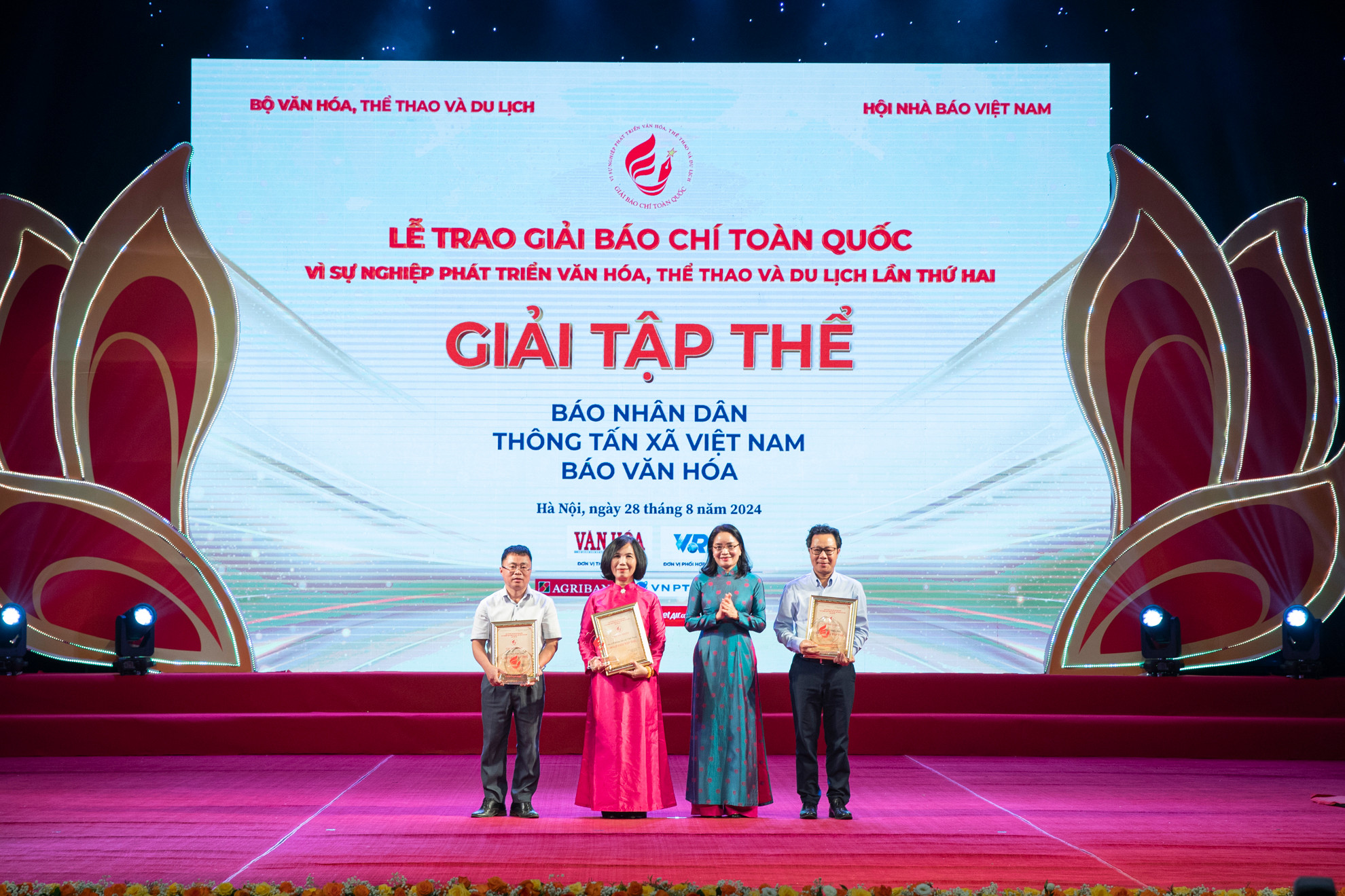 Ba đơn vị Báo Nhân Dân, Thông tấn xã Việt Nam và Báo Văn hóa nhận giải Tập thể.