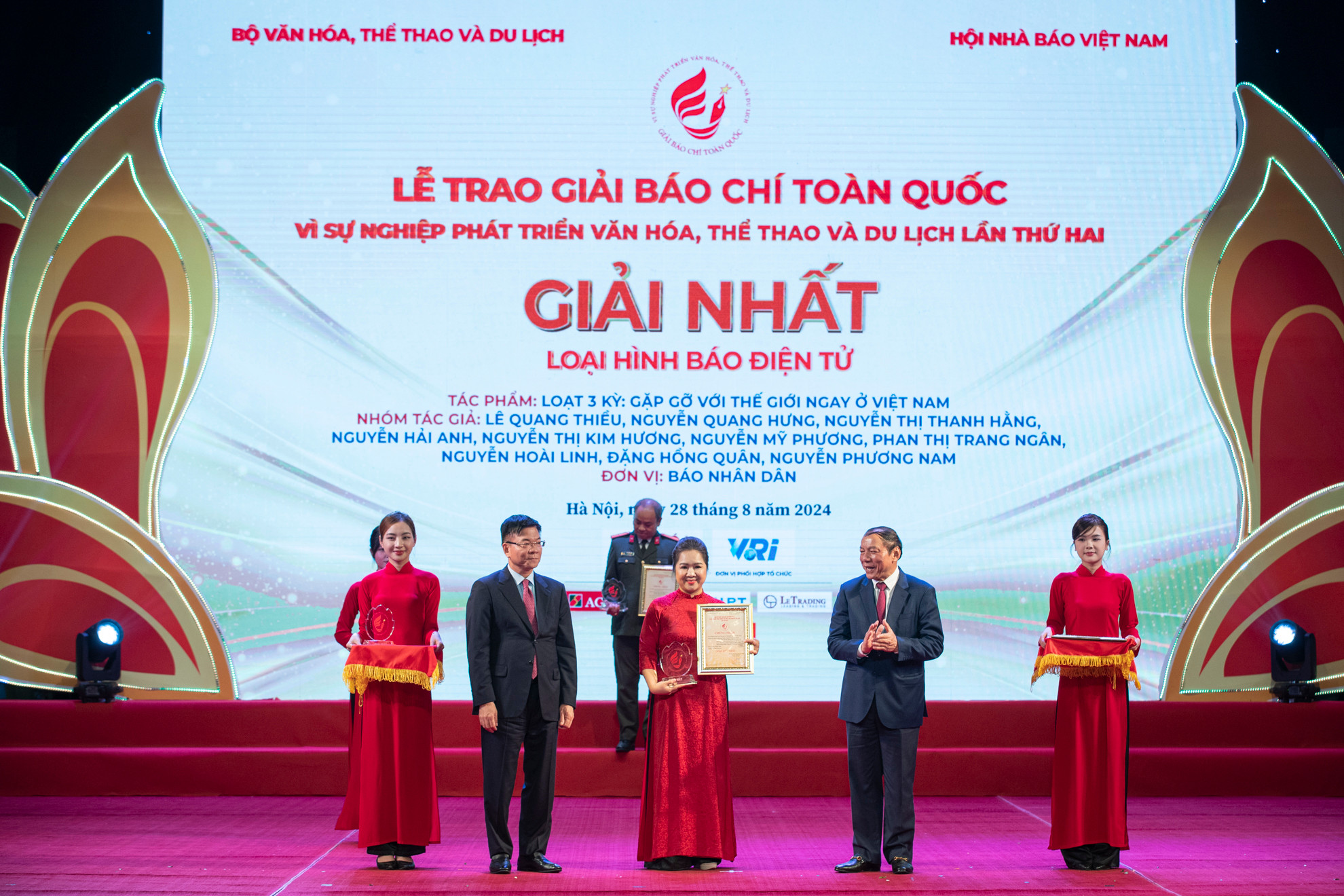 Đại diện nhóm tác giả Báo Nhân Dân nhận giải Nhất loại hình báo điện tử.