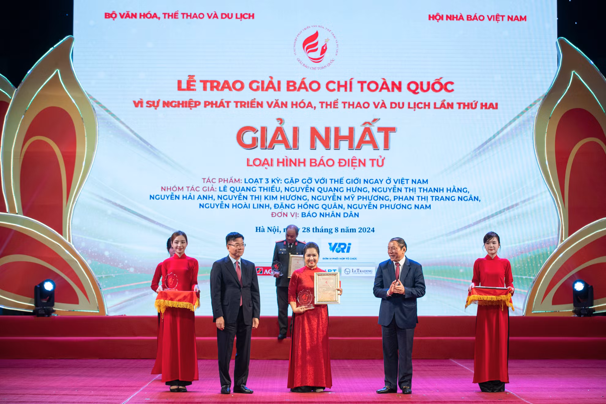 Đại diện nhóm tác giả Báo Nhân Dân nhận giải Nhất loại hình báo điện tử.