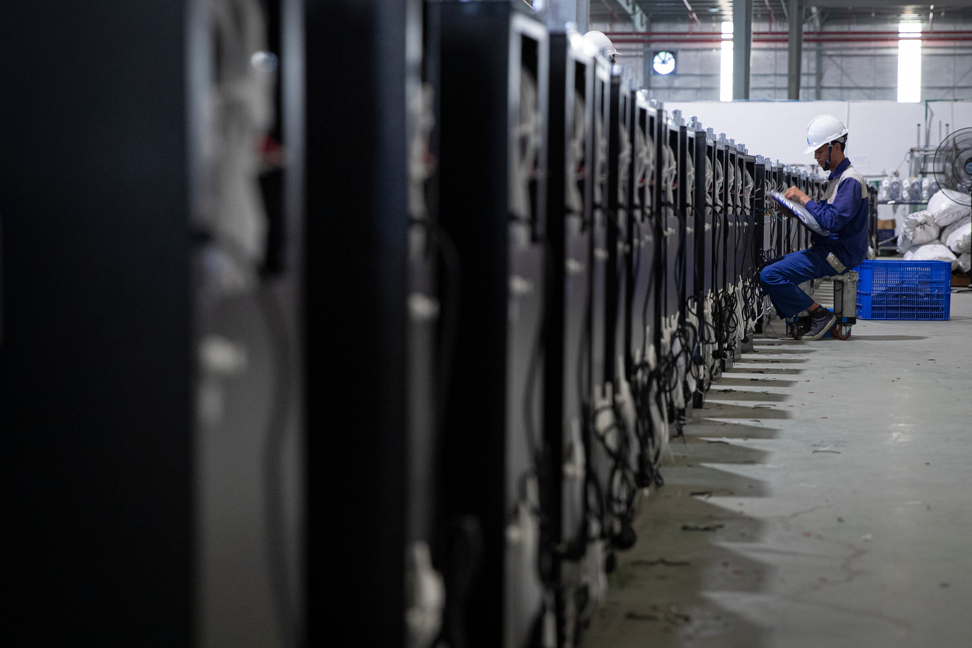 Hiện nay, khi đến với Tân Á Đại Thành, khách hàng không chỉ mua những sản phẩm đơn lẻ mà còn được cung cấp bộ giải pháp tổng thể về nguồn nước cho ngôi nhà, từ bồn nước, máy lọc nước, máy nước nóng năng lượng mặt trời đến chậu rửa, bồn tự hoại, sơn, ống nhựa.