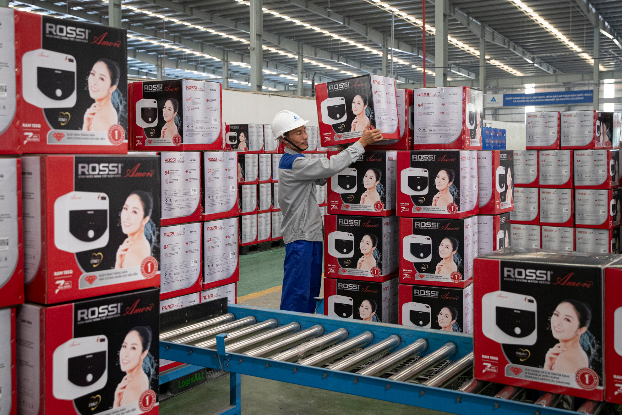 Với kết quả kinh doanh ấn tượng, Tân Á Đại Thành đóng góp lớn hơn vào ngân sách nhà nước. Trong danh sách PRIVATE 100 - Top Doanh nghiệp tư nhân nộp ngân sách lớn nhất Việt Nam do CafeF thực hiện, Tân Á Đại Thành xếp hạng 40 và dẫn đầu nhóm doanh nghiệp tư nhân ngành hàng tiêu dùng - gia dụng nộp ngân sách lớn nhất.