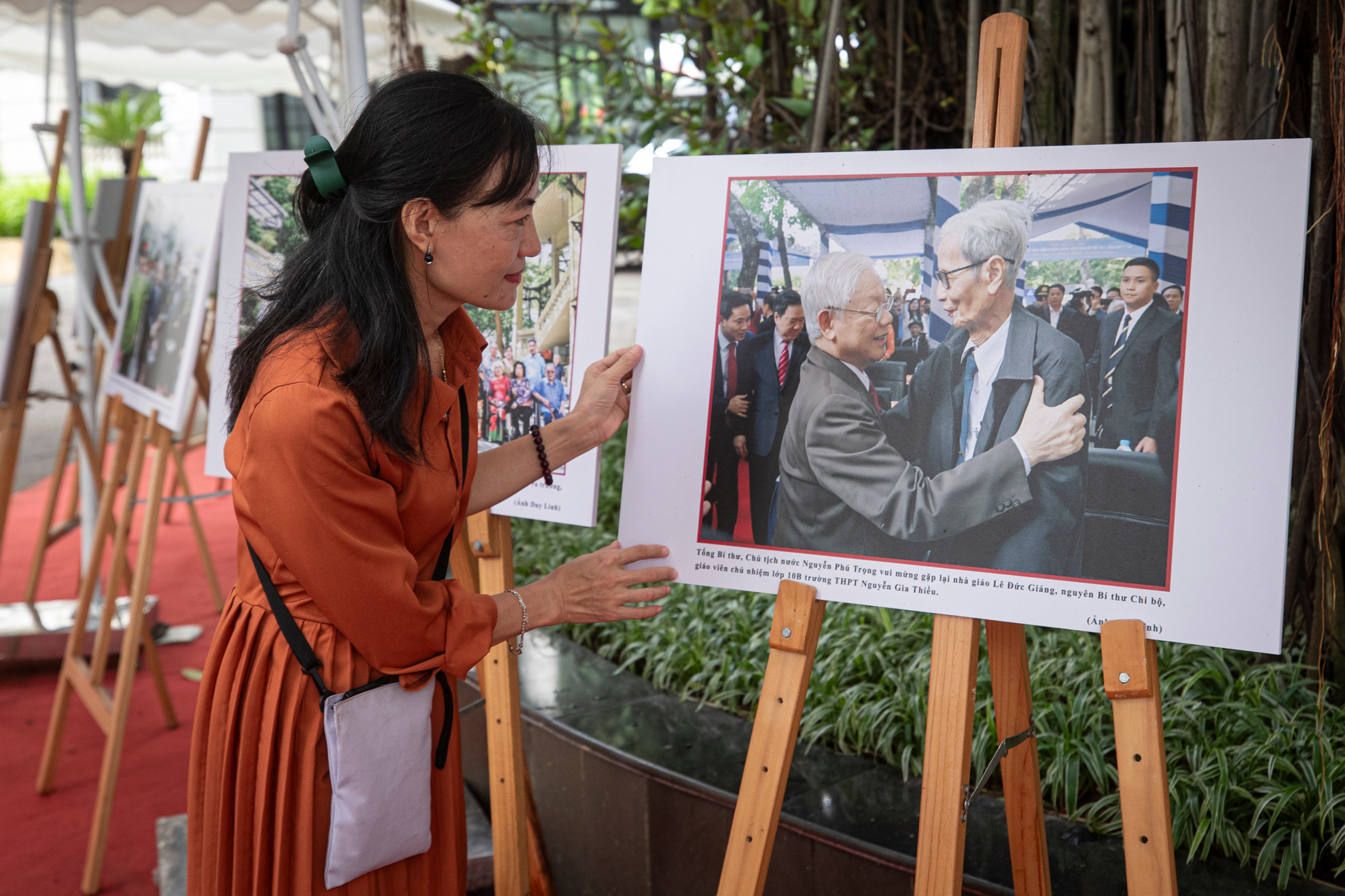 Chị Khương Thùy đang công tác tại Đài Tiếng nói Việt Nam ấn tượng với bức hình của Tổng Bí thư Nguyễn Phú Trọng và nhà giáo Lê Đức Giảng do phóng viên Báo Nhân Dân ghi lại. Chị Khương Thùy đang công tác tại Đài Tiếng nói Việt Nam ấn tượng với bức hình của Tổng Bí thư Nguyễn Phú Trọng và nhà giáo Lê Đức Giảng do phóng viên Báo Nhân Dân ghi lại.