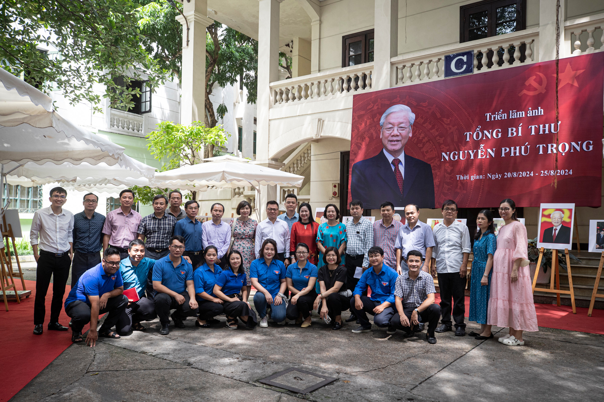 Tổng Biên tập Báo Nhân Dân Lê Quốc Minh chụp ảnh lưu niệm với đoàn tham quan của Hội Nhà báo Việt Nam. Tổng Biên tập Báo Nhân Dân Lê Quốc Minh chụp ảnh lưu niệm với đoàn tham quan của Hội Nhà báo Việt Nam.