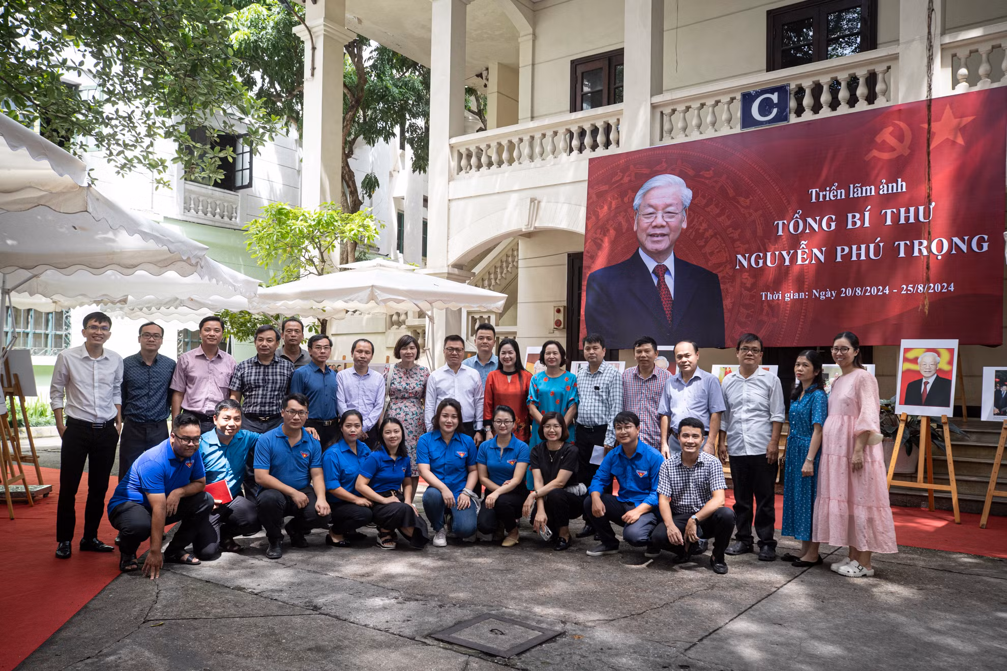 Tổng Biên tập Báo Nhân Dân Lê Quốc Minh chụp ảnh lưu niệm với đoàn tham quan của Hội Nhà báo Việt Nam.