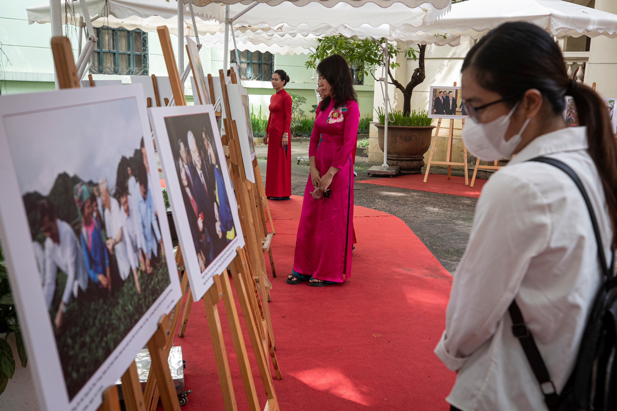 Người dân Thủ đô xúc động khi xem Triển lãm ảnh "Tổng Bí thư Nguyễn Phú Trọng". Người dân Thủ đô xúc động khi xem Triển lãm ảnh "Tổng Bí thư Nguyễn Phú Trọng".