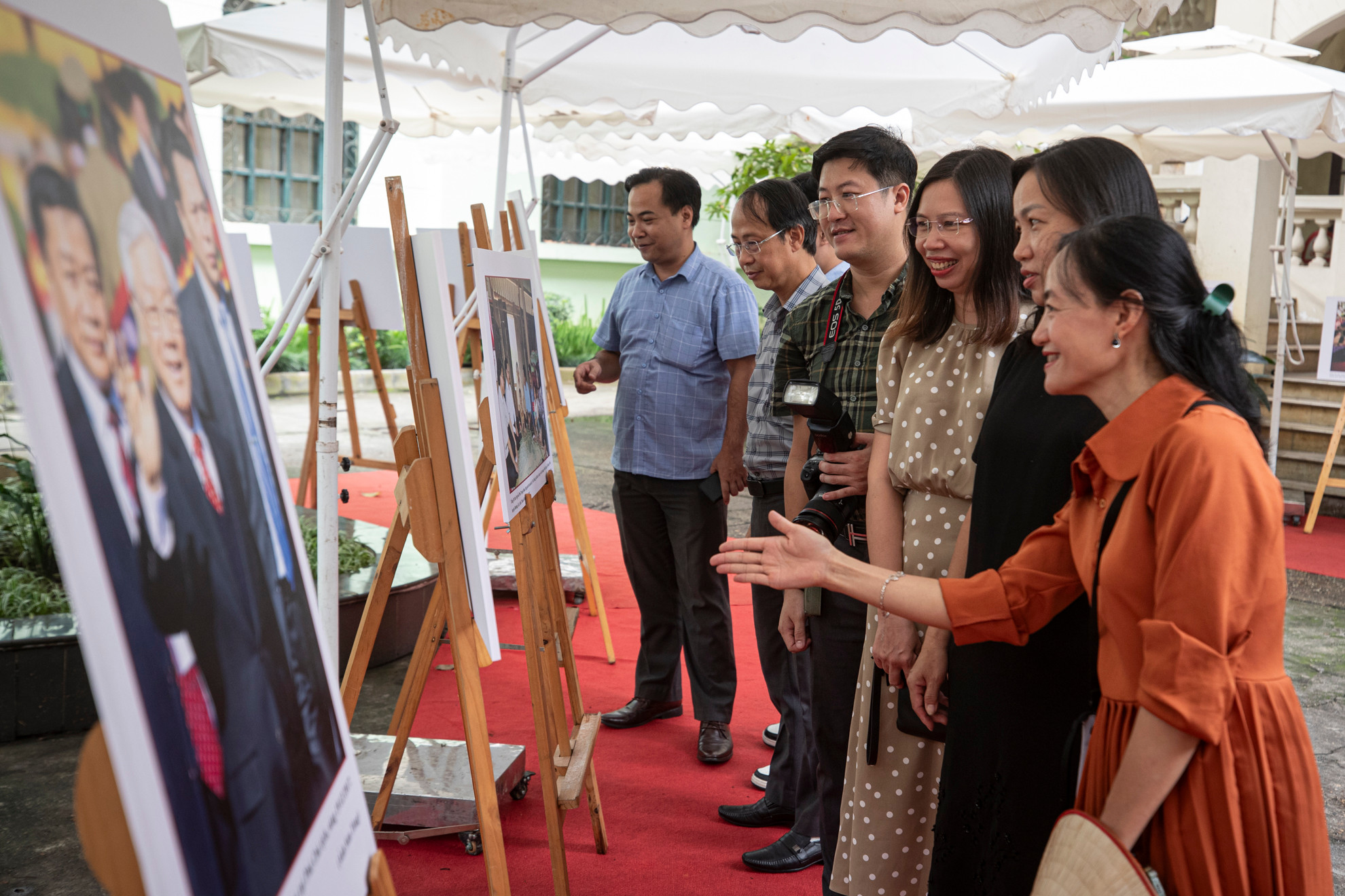 Triển lãm ảnh “Tổng Bí thư Nguyễn Phú Trọng” thu hút sự quan tâm của người dân Thủ đô. Triển lãm ảnh “Tổng Bí thư Nguyễn Phú Trọng” thu hút sự quan tâm của người dân Thủ đô.