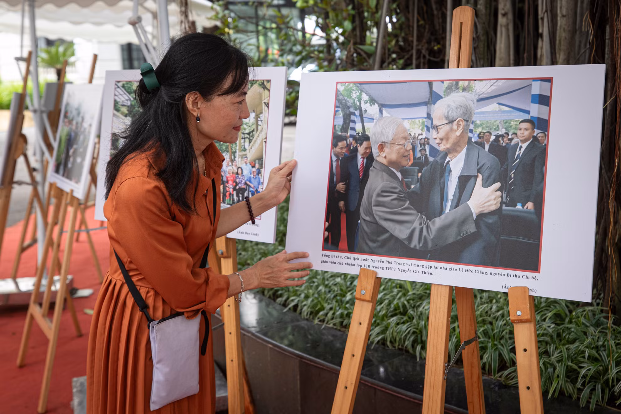 Chị Khương Thùy đang công tác tại Đài Tiếng nói Việt Nam ấn tượng với bức hình của Tổng Bí thư Nguyễn Phú Trọng và nhà giáo Lê Đức Giảng do phóng viên Báo Nhân Dân ghi lại.