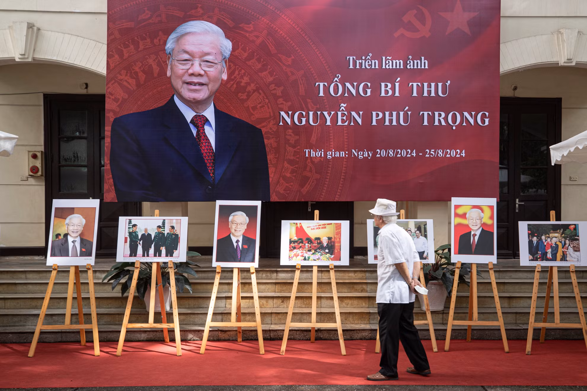 Triển lãm ảnh “Tổng Bí thư Nguyễn Phú Trọng” trưng bày 44 bức ảnh ấn tượng về cuộc đời, sự nghiệp của Tổng Bí thư qua các thời kỳ và lĩnh vực.