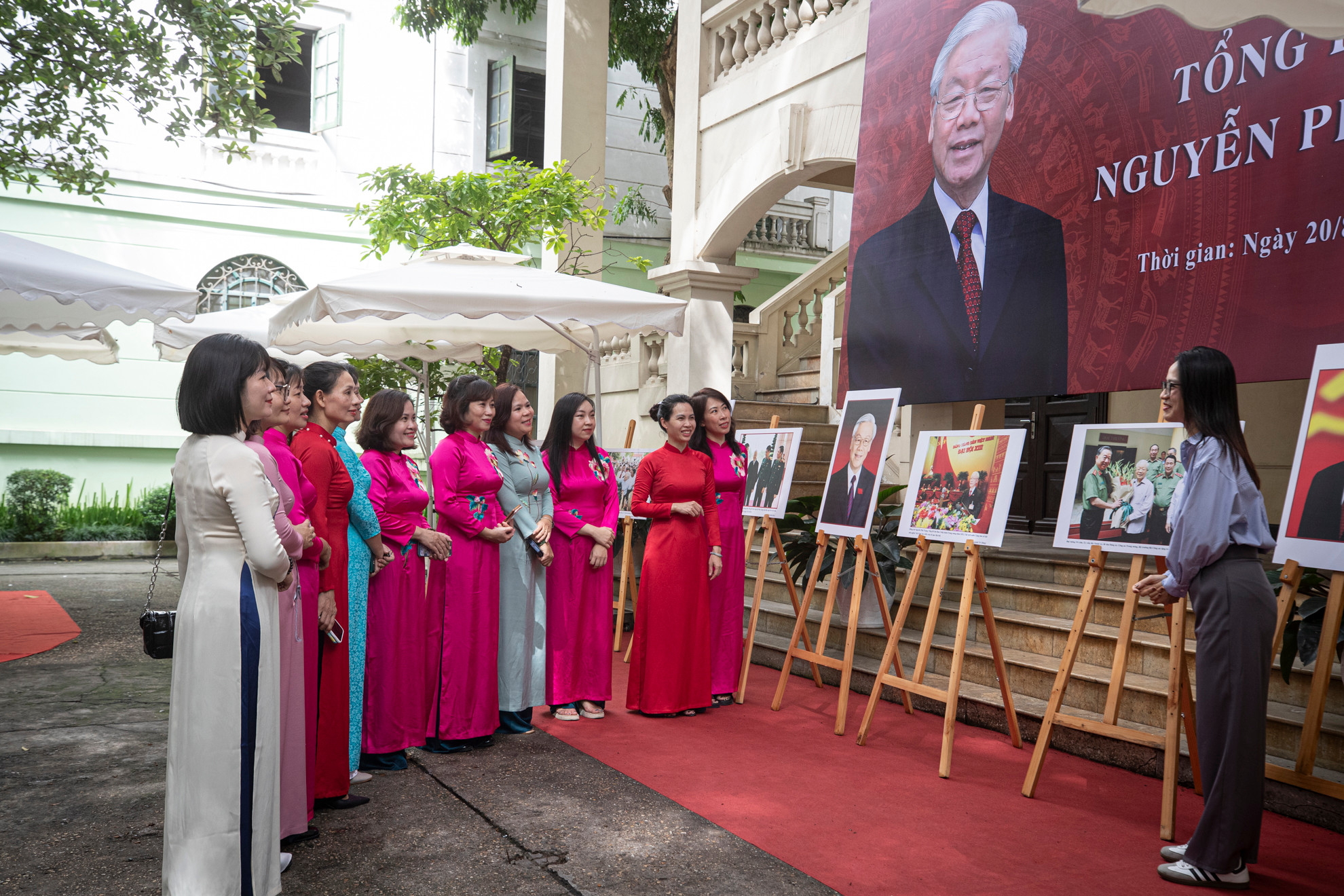 Các giáo viên trường Mầm non Bà Triệu (Hoàn Kiếm, Hà Nội) nghe thuyết minh về cuộc đời, sự nghiệp của Tổng Bí thư Nguyễn Phú Trọng. Các giáo viên trường Mầm non Bà Triệu (Hoàn Kiếm, Hà Nội) nghe thuyết minh về cuộc đời, sự nghiệp của Tổng Bí thư Nguyễn Phú Trọng.