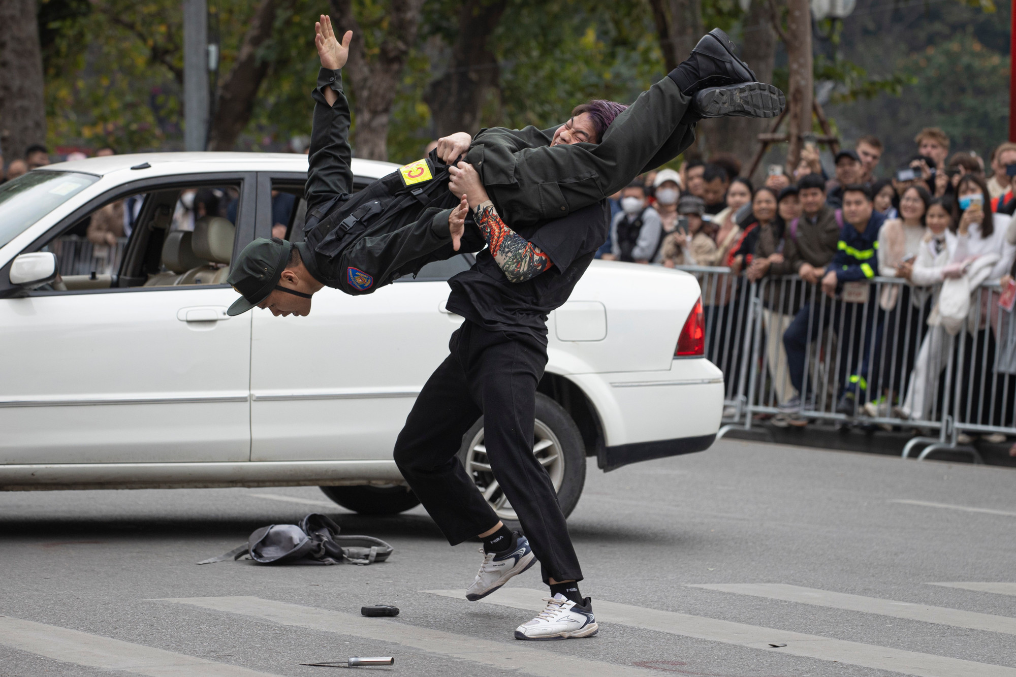 Biểu diễn tình huống truy bắt tội phạm đầy kịch tính, nghẹt thở. Biểu diễn tình huống truy bắt tội phạm đầy kịch tính, nghẹt thở.