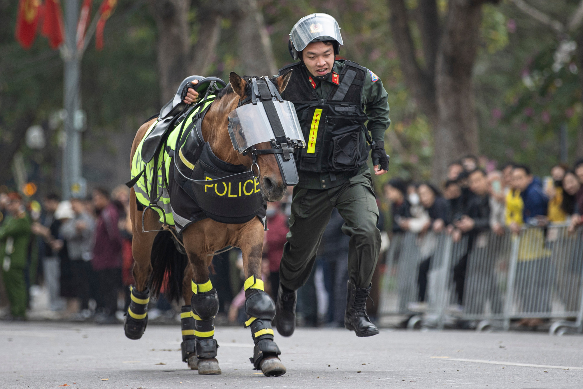 Các chiến sĩ thực hiện kỹ thuật bật lên, xuống ngựa trong trường hợp khẩn cấp. Các chiến sĩ thực hiện kỹ thuật bật lên, xuống ngựa trong trường hợp khẩn cấp.