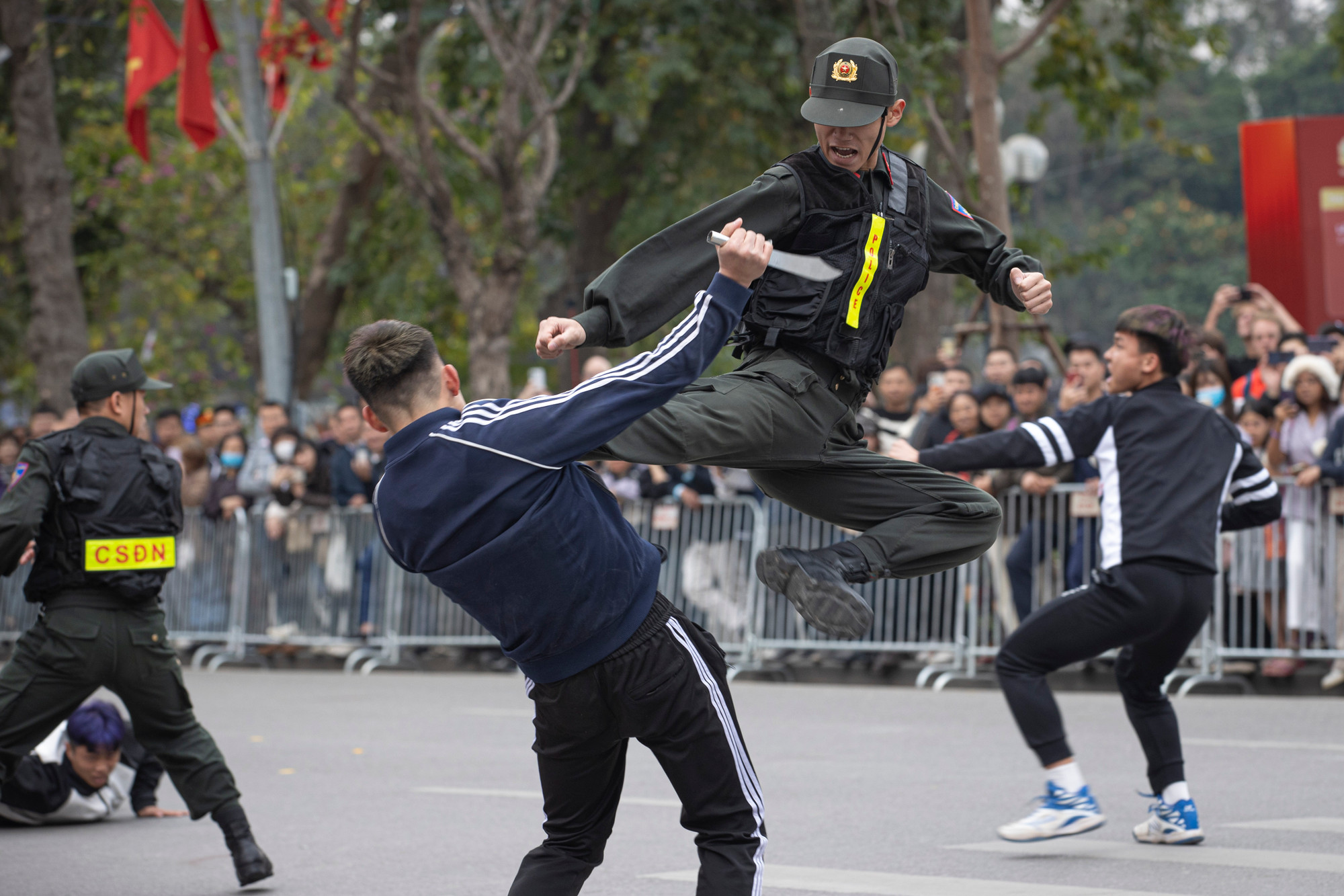 Các chiến sĩ của Bộ Tư lệnh Cảnh vệ và Bộ Tư lệnh Cảnh sát cơ động biểu diễn võ thuật, khí công. Các chiến sĩ của Bộ Tư lệnh Cảnh vệ và Bộ Tư lệnh Cảnh sát cơ động biểu diễn võ thuật, khí công.