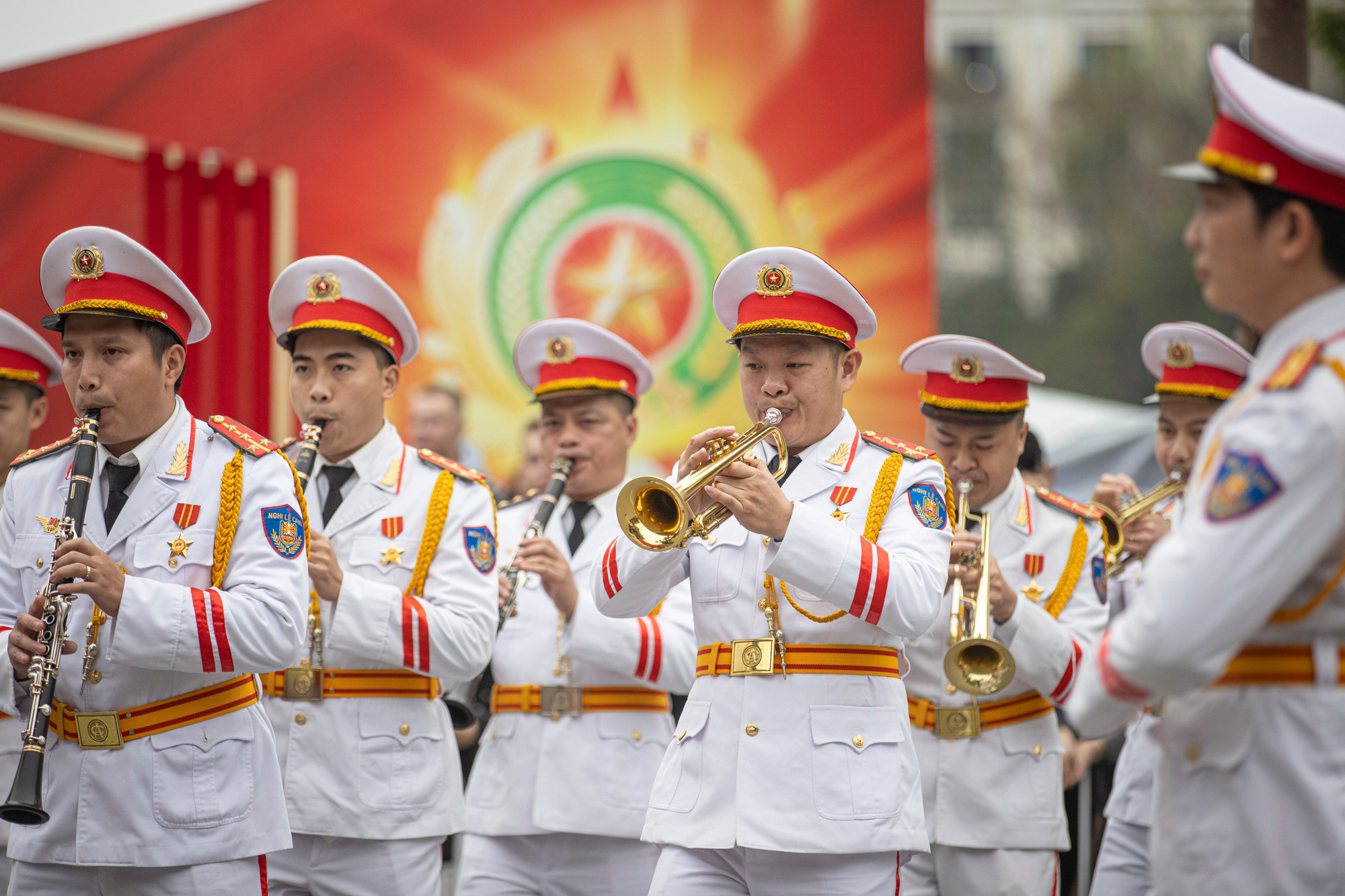 Các nhạc công Đoàn nghi lễ say sưa biểu diễn. Các nhạc công Đoàn nghi lễ say sưa biểu diễn.