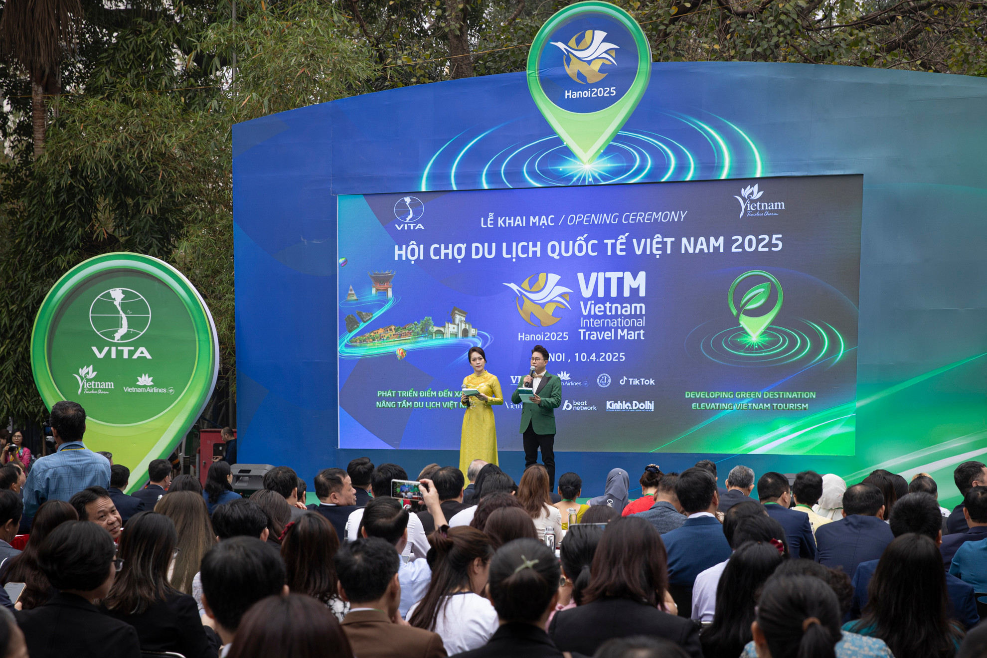 Quang cảnh lễ khai mạc. Quang cảnh lễ khai mạc.