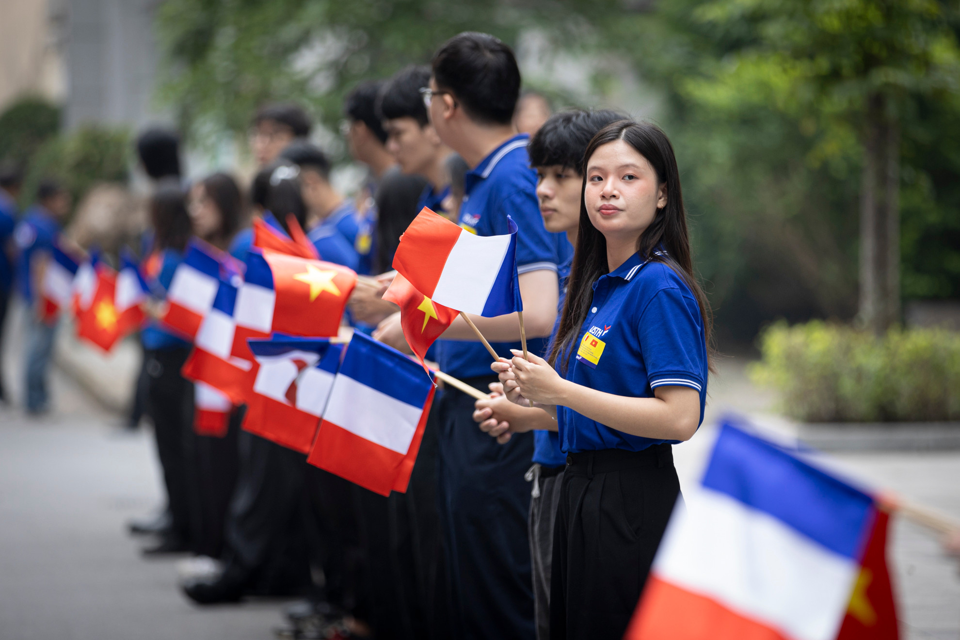 Sinh viên Trường đại học Khoa học và Công nghệ Hà Nội đón Phó Chủ tịch nước Võ Thị Ánh Xuân cùng Tổng thống Pháp Emmanuel Macron và Phu nhân.