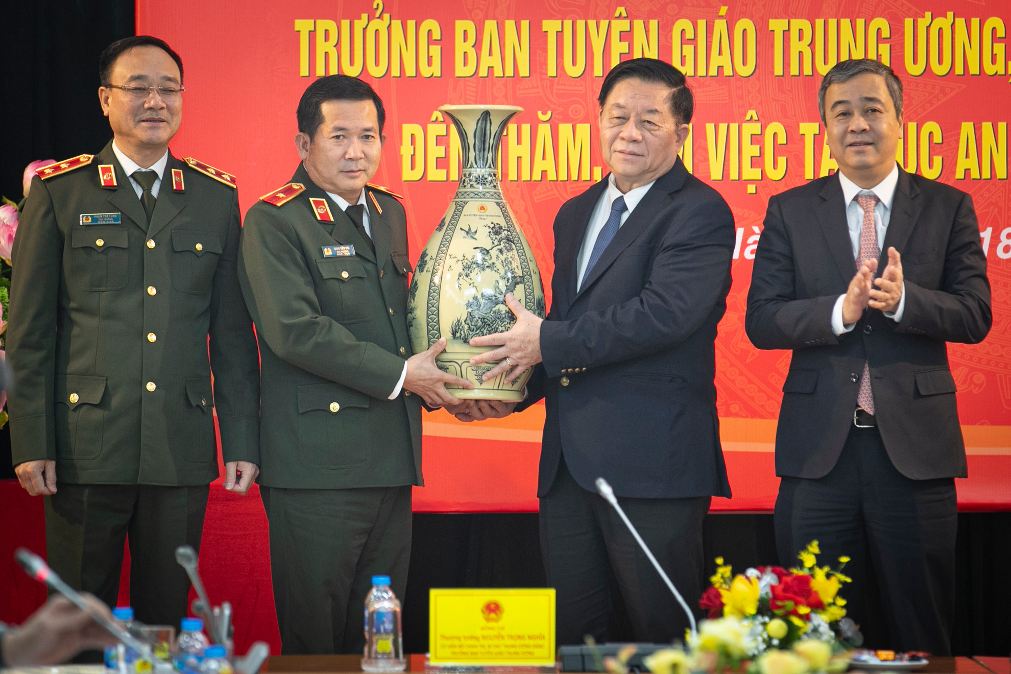 Đồng chí Nguyễn Trọng Nghĩa trao quà, tặng đại diện Cục An ninh chính trị nội bộ, Bộ Công an.