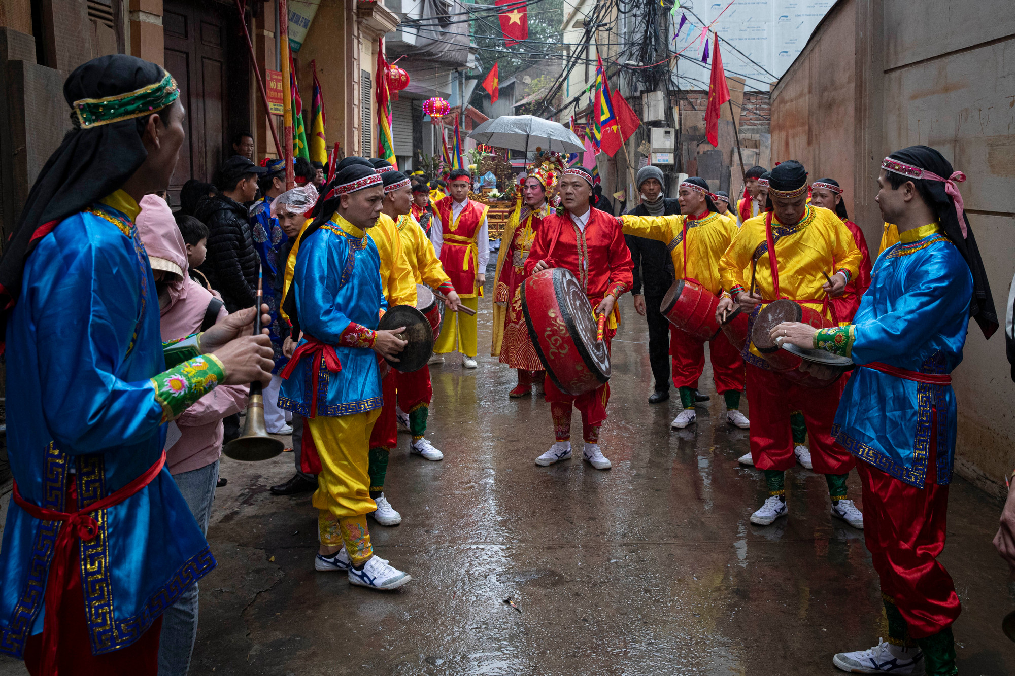 Lễ rước chỉ đi từ các xóm đến đình làng vài trăm mét, nhưng phải mất vài giờ đồng hồ do nhiều nghi lễ kèm theo.