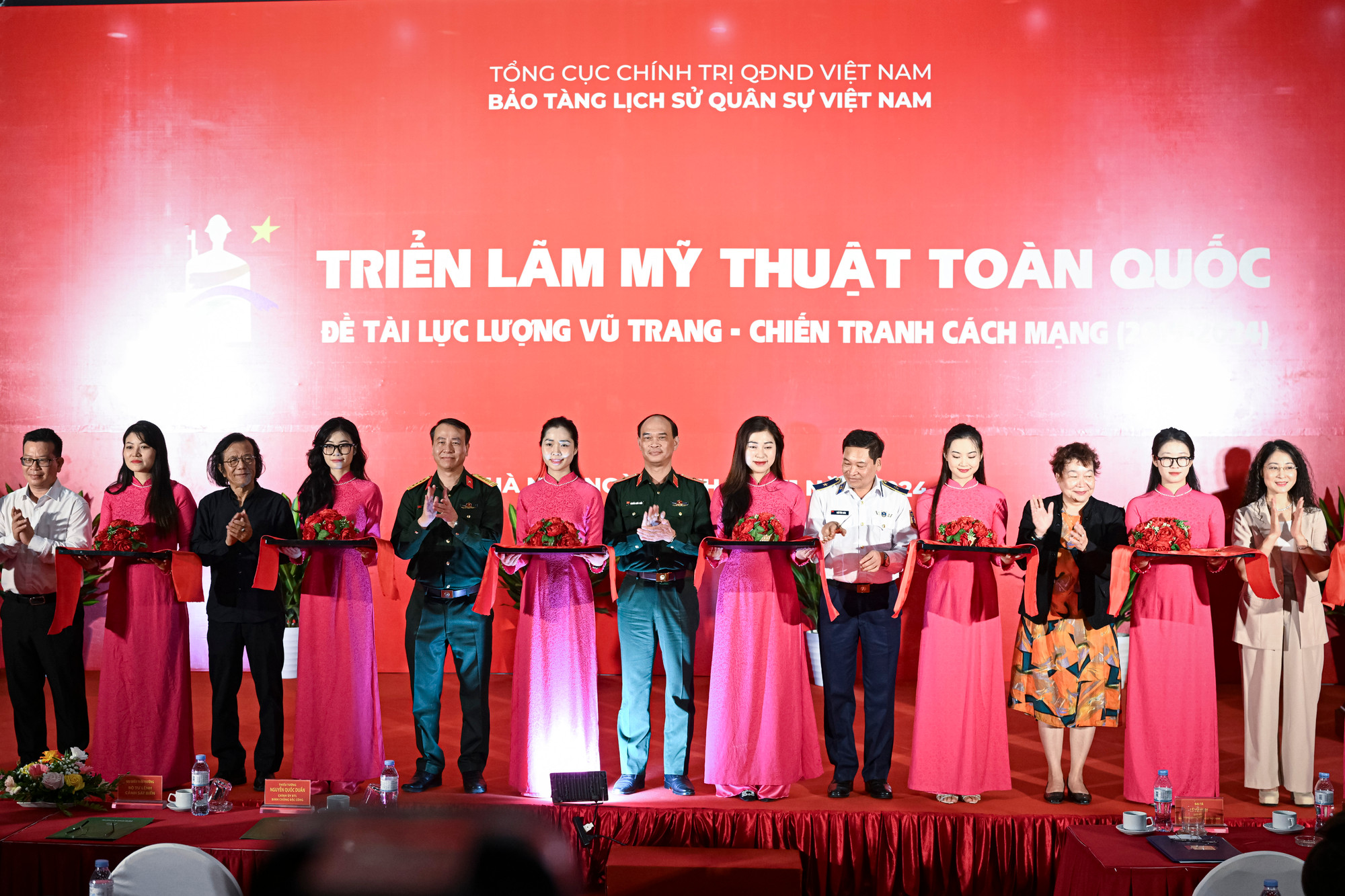 Các đại biểu cắt băng khai mạc triển lãm.